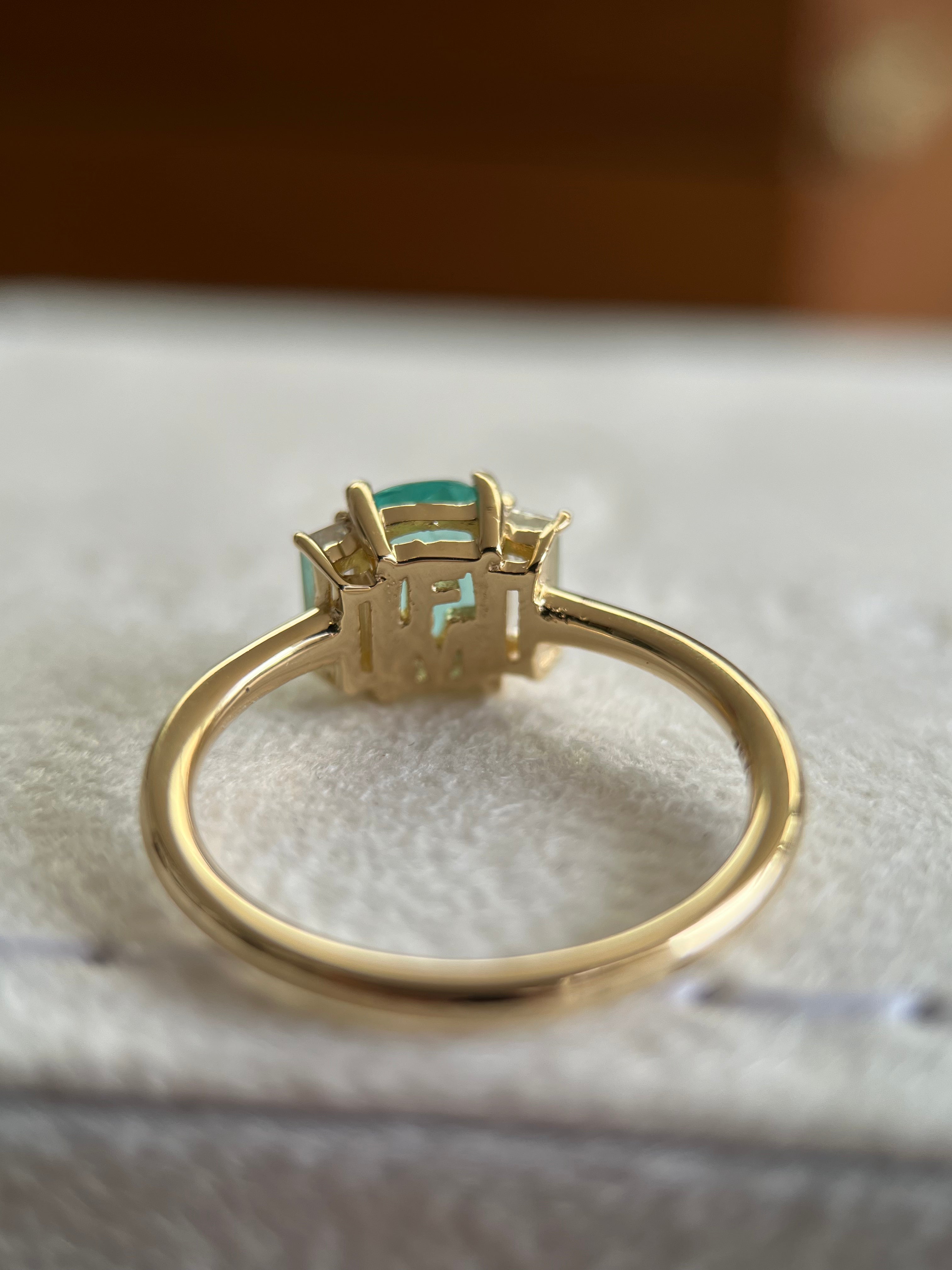 Turmalina Paraíba Antique 0.50ct com diamantes baguetes 0.30ct