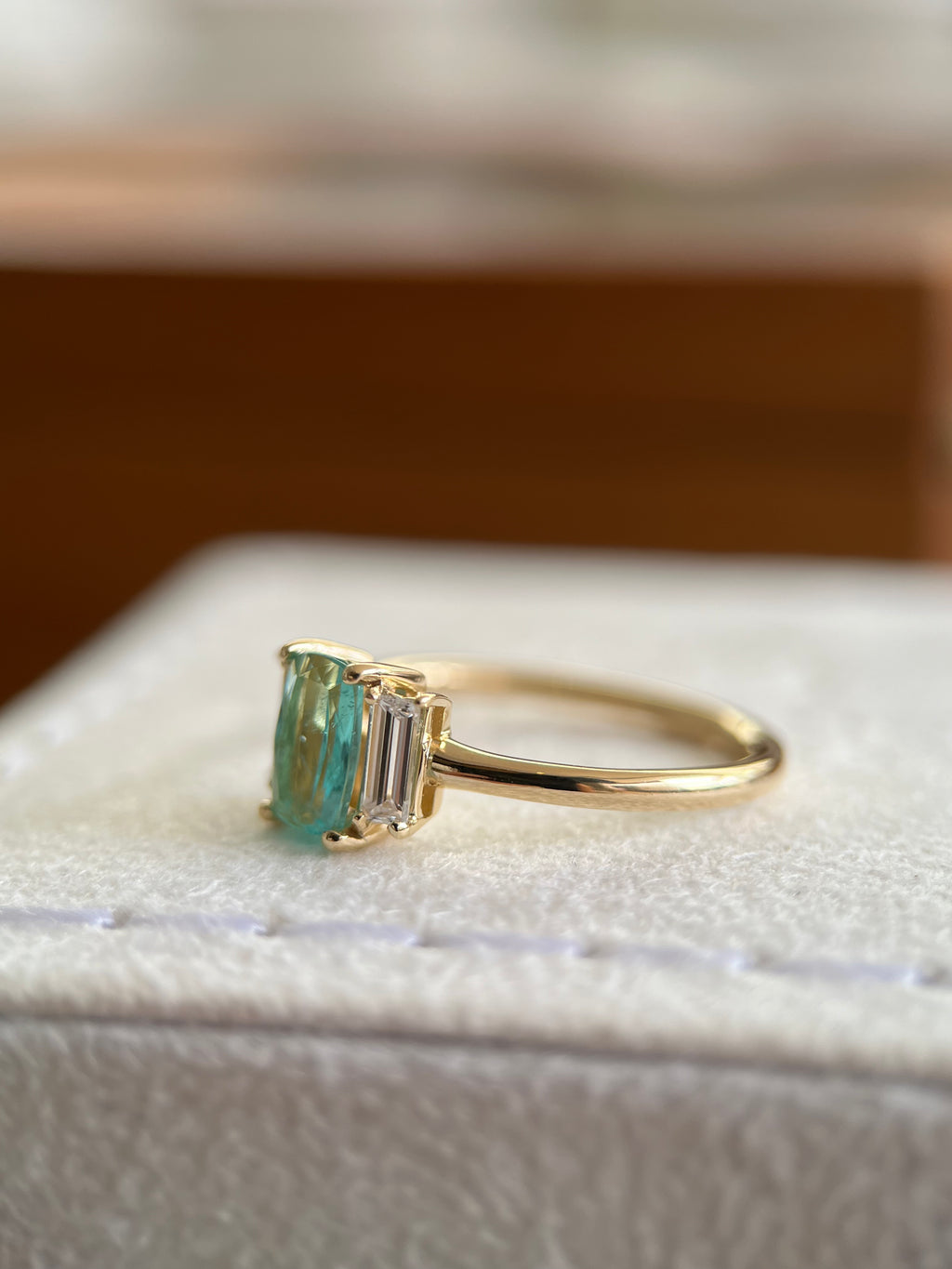 Turmalina Paraíba Antique 0.50ct com diamantes baguetes 0.30ct