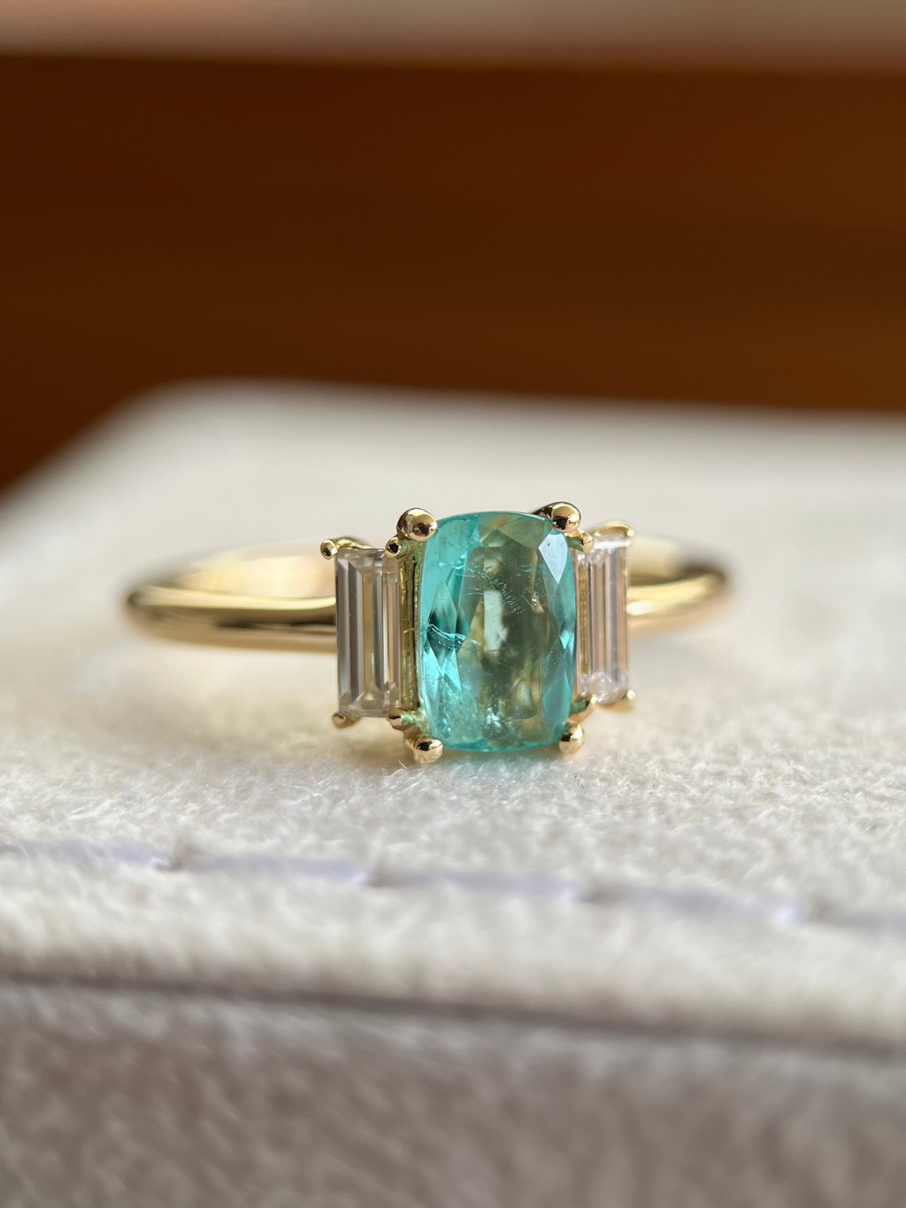 Turmalina Paraíba Antique 0.50ct com diamantes baguetes 0.30ct