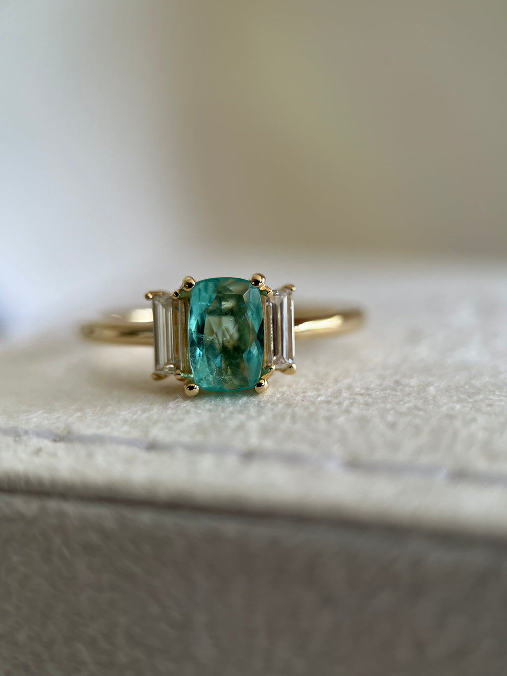 Turmalina Paraíba Antique 0.50ct com diamantes baguetes 0.30ct