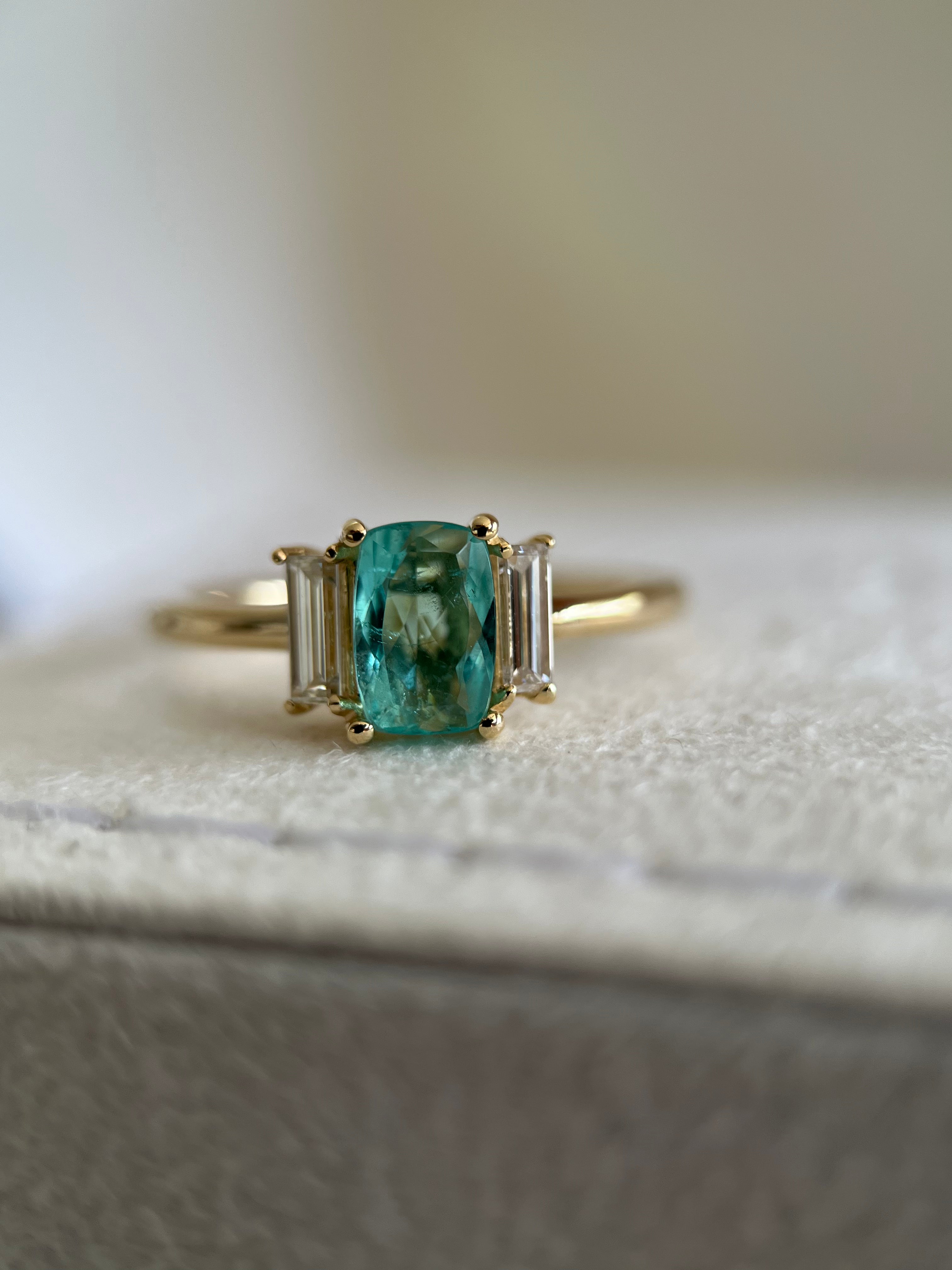 Turmalina Paraíba Antique 0.50ct com diamantes baguetes 0.30ct