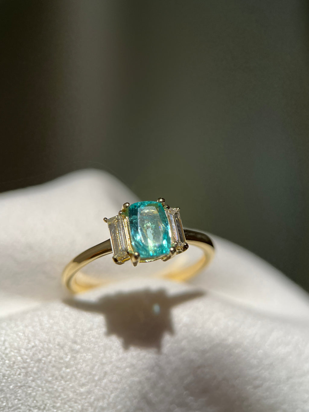 Turmalina Paraíba Antique 0.50ct com diamantes baguetes 0.30ct