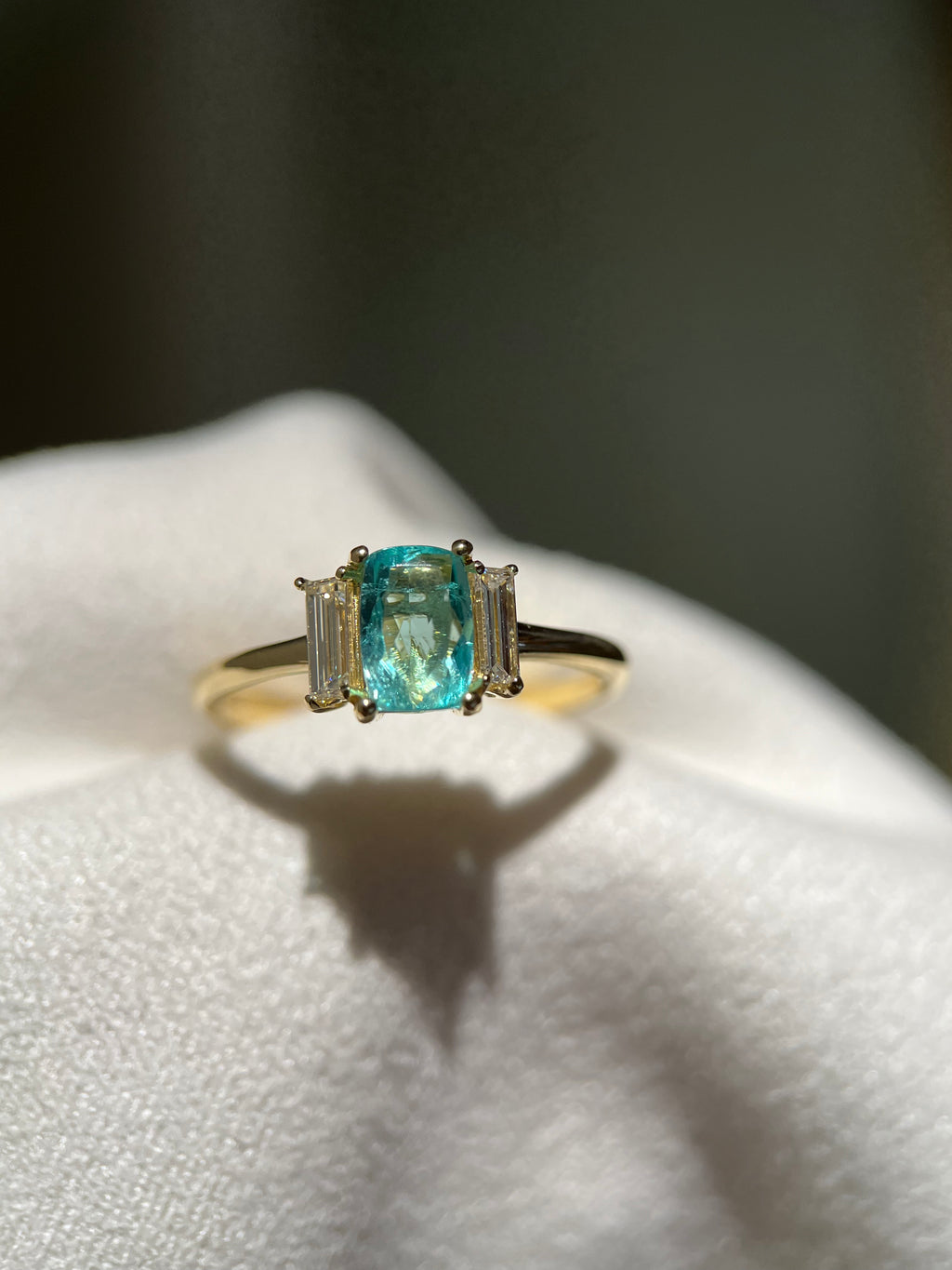 Turmalina Paraíba Antique 0.50ct com diamantes baguetes 0.30ct