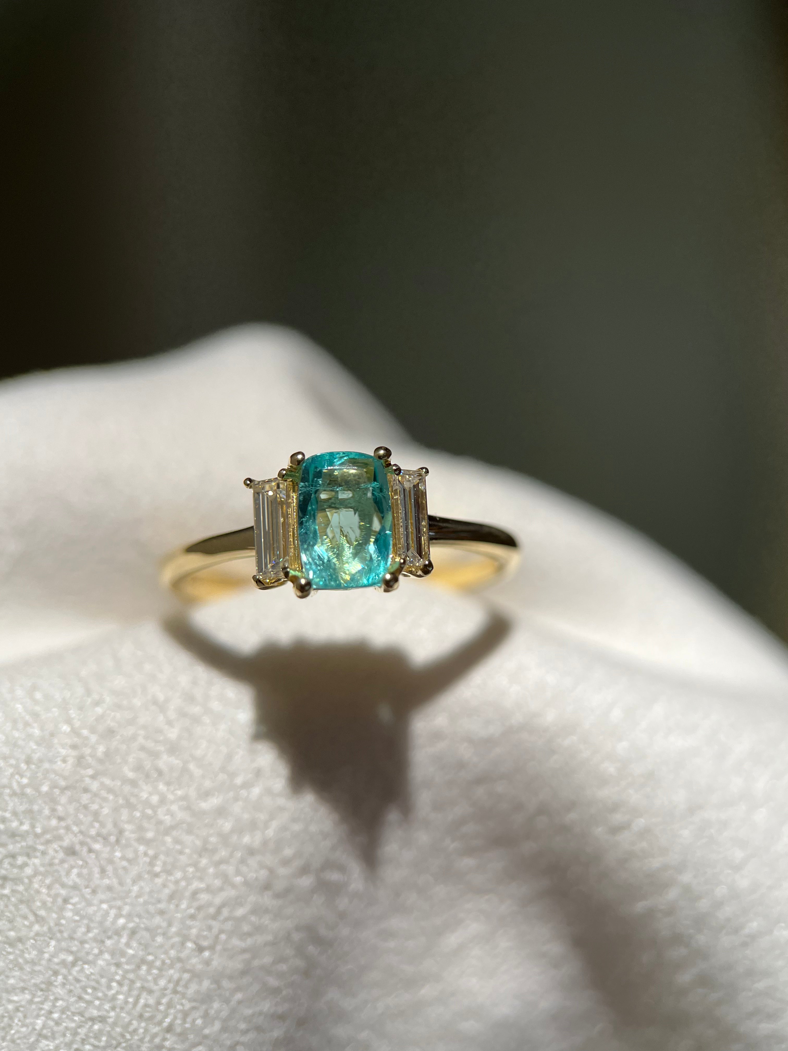 Turmalina Paraíba Antique 0.50ct com diamantes baguetes 0.30ct