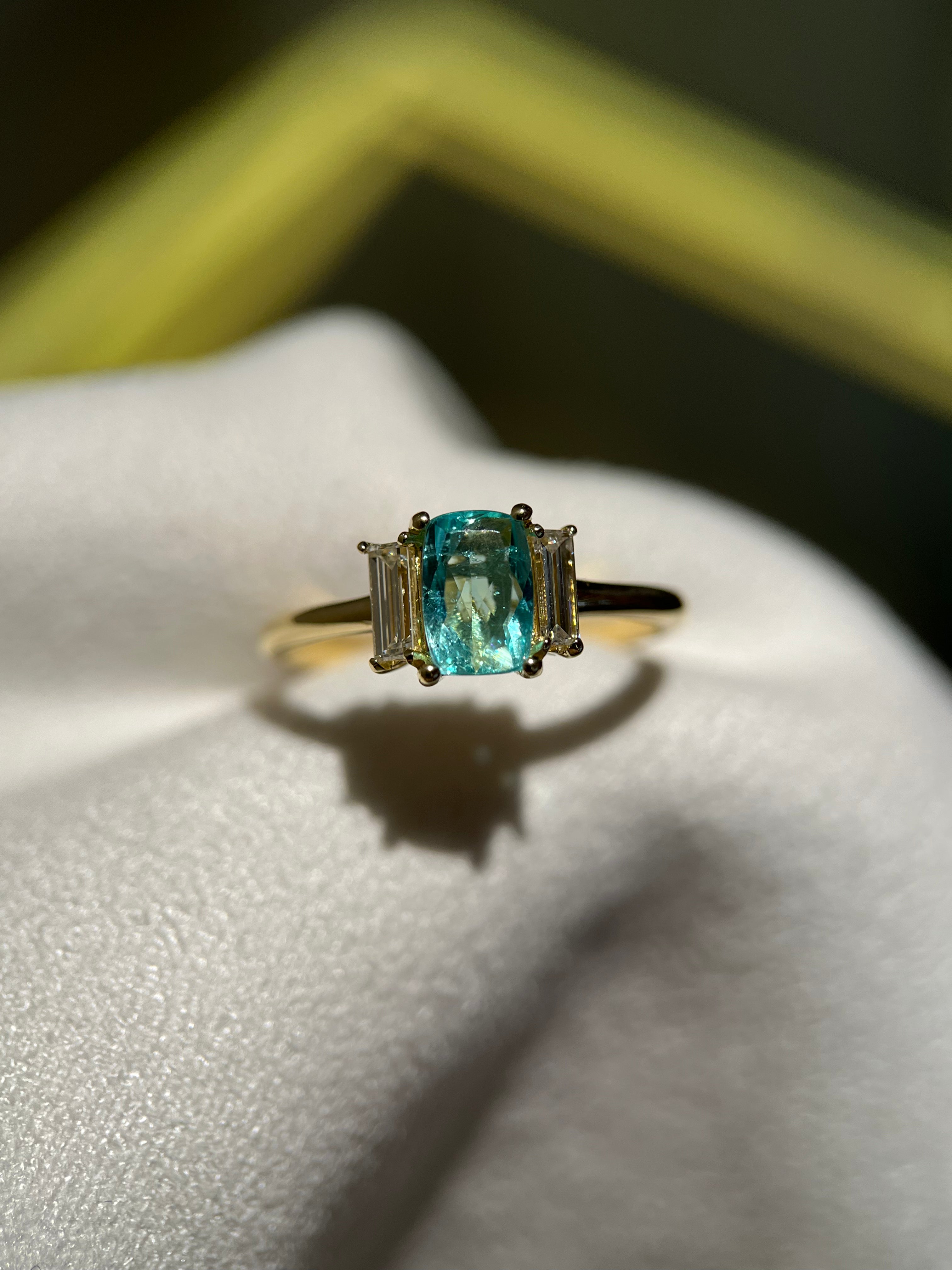 Turmalina Paraíba Antique 0.50ct com diamantes baguetes 0.30ct