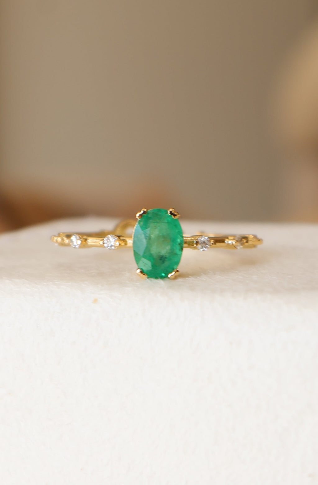 Anel Medicina com esmeralda oval e diamantes