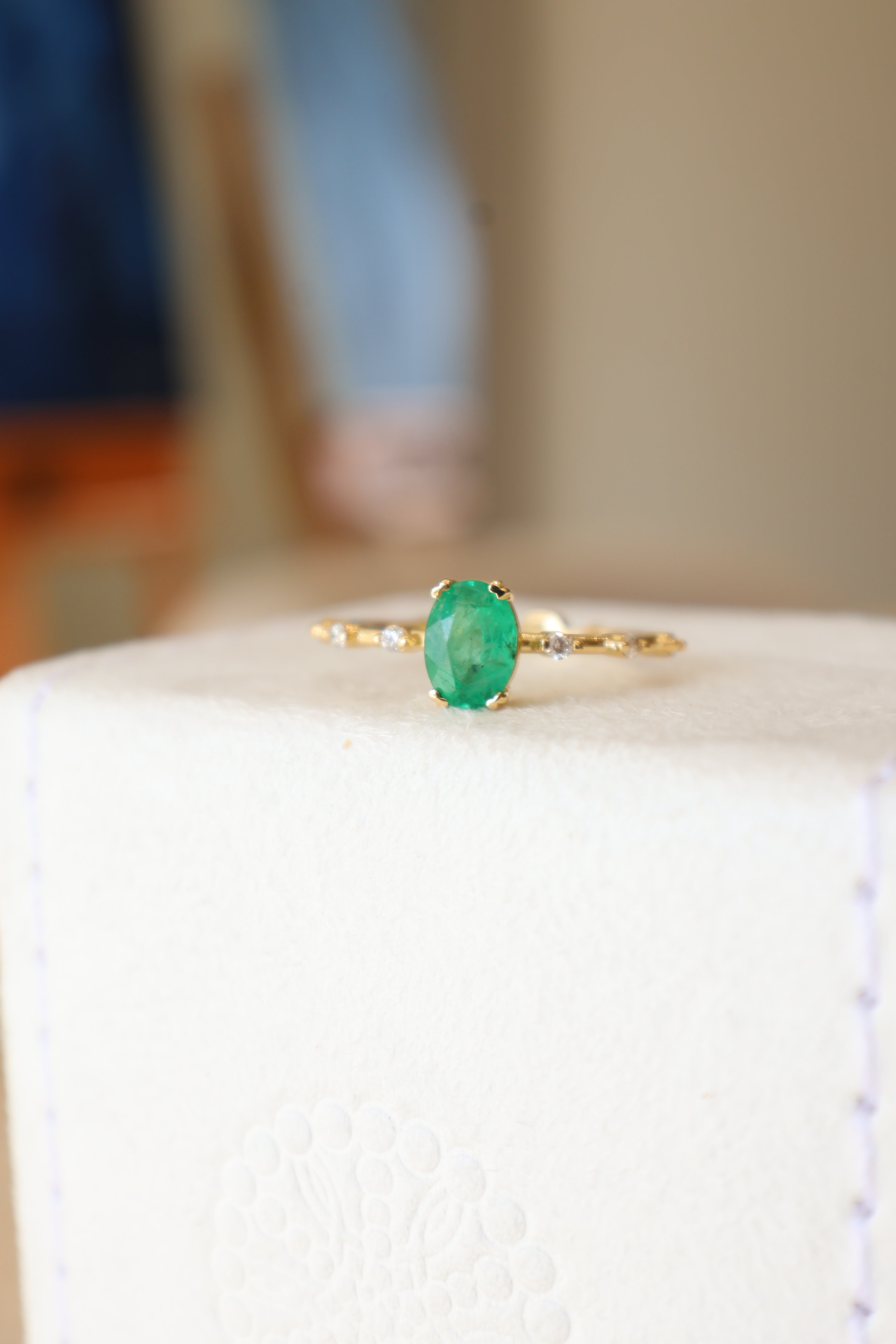 Anel Medicina com esmeralda oval e diamantes