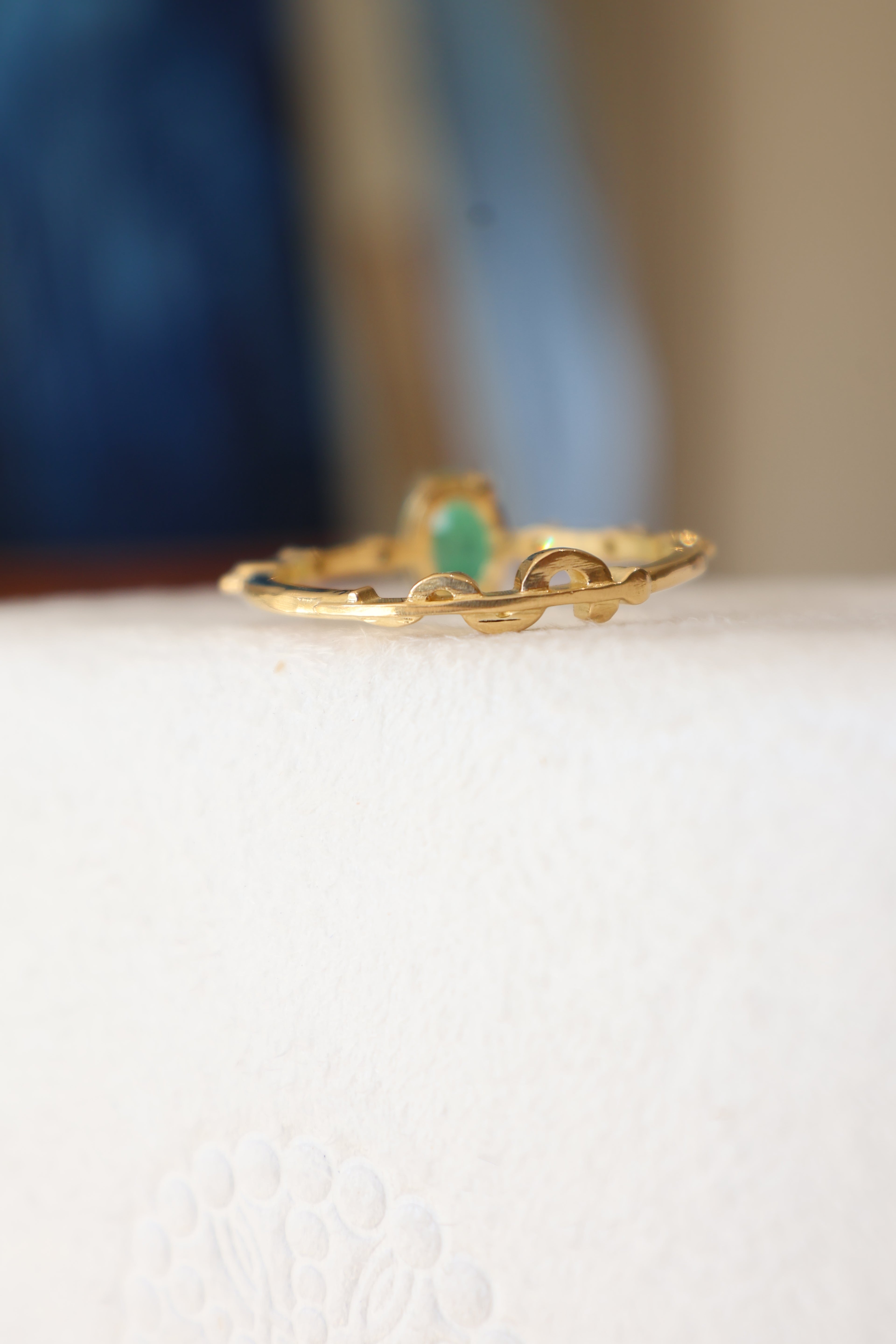 Anel Medicina com esmeralda oval e diamantes