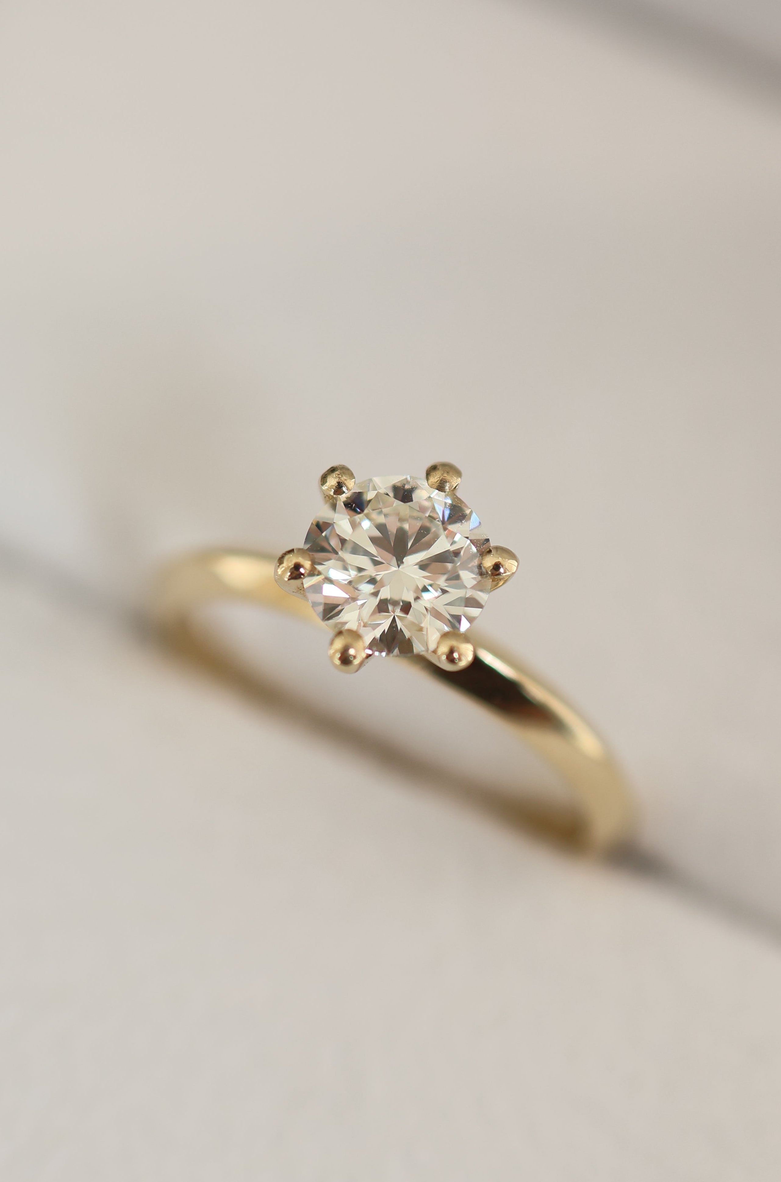 Solitário com diamante redondo de 0.80ct