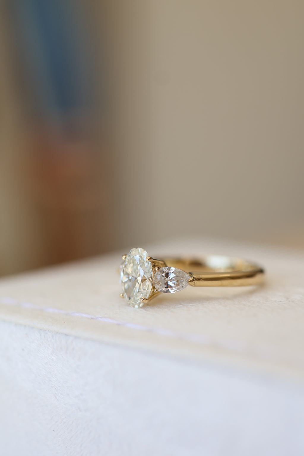 Anel com diamante Oval 1ct e gotas laterais 0.50ct