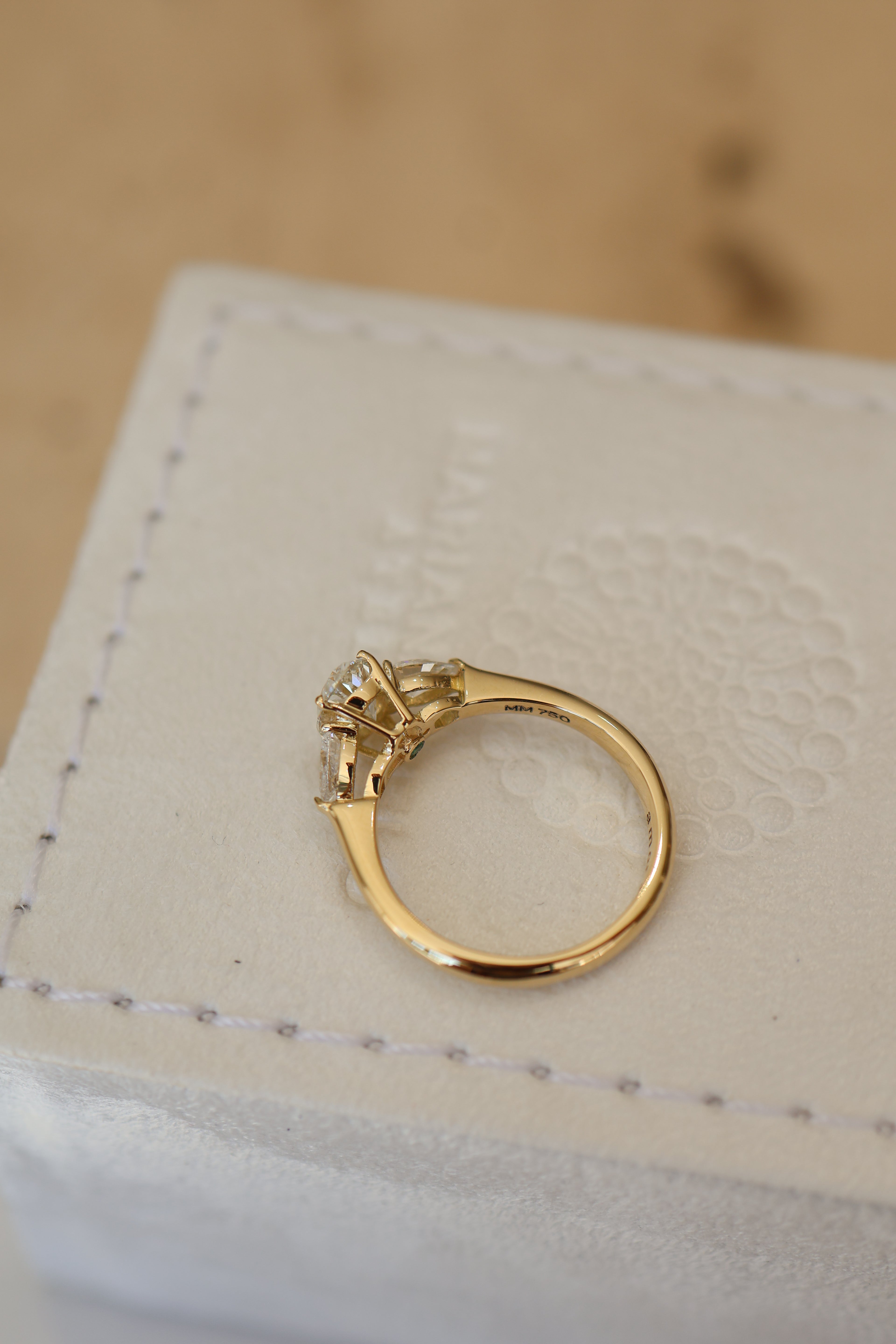 Anel com diamante Oval 1ct e gotas laterais 0.50ct