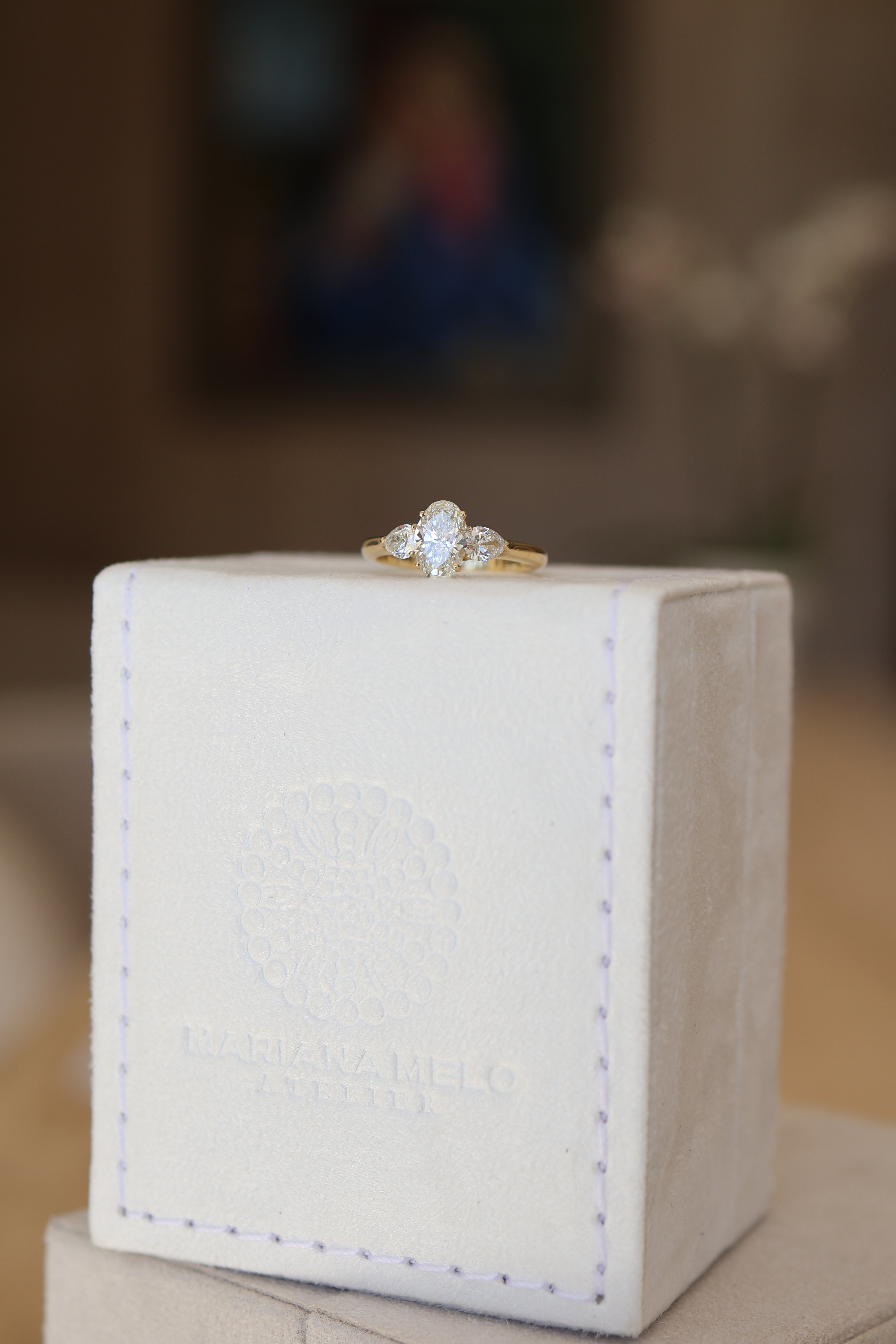 Anel com diamante Oval 1ct e gotas laterais 0.50ct
