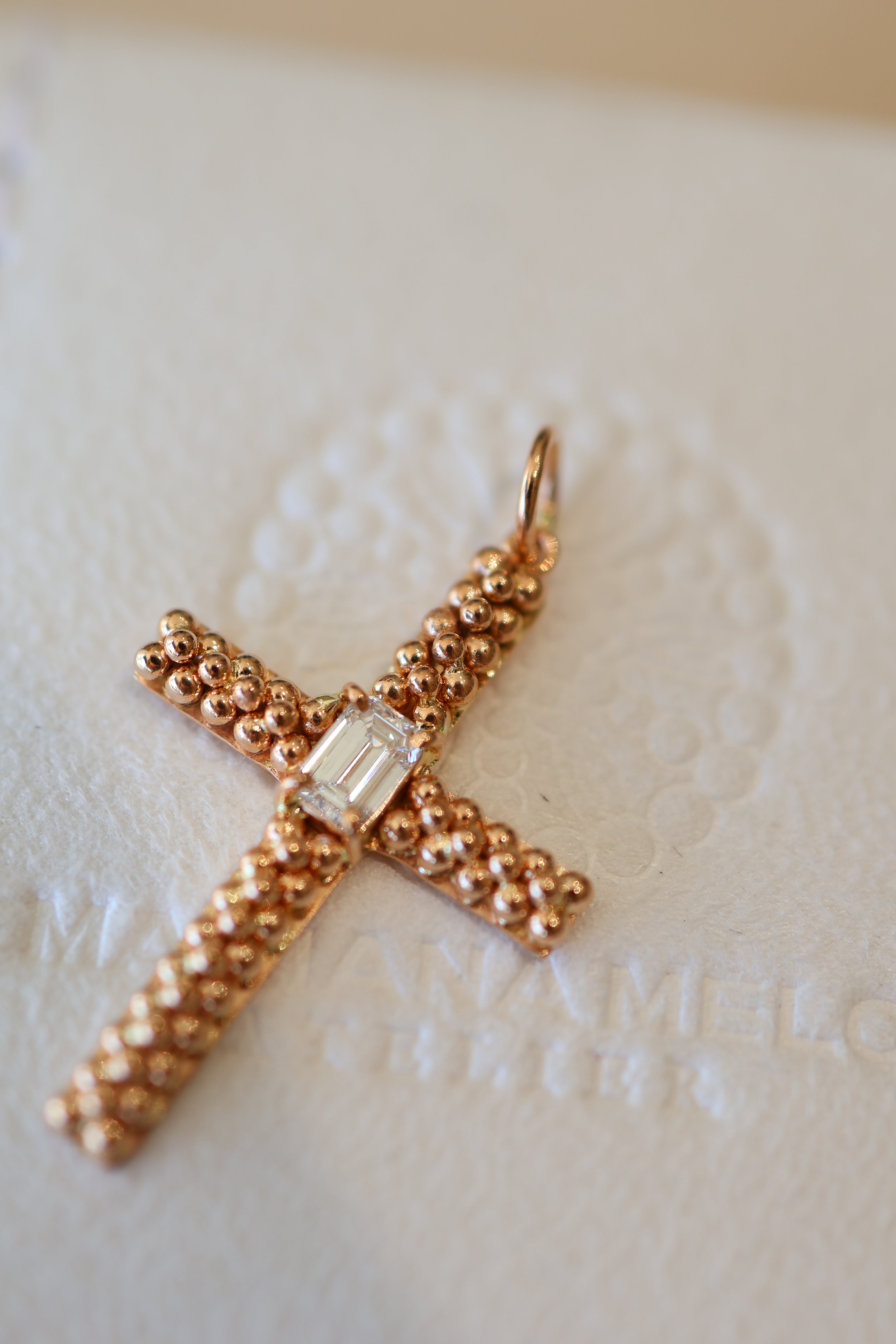 Cruz de Ouro Rosé com diamante 0.50ct