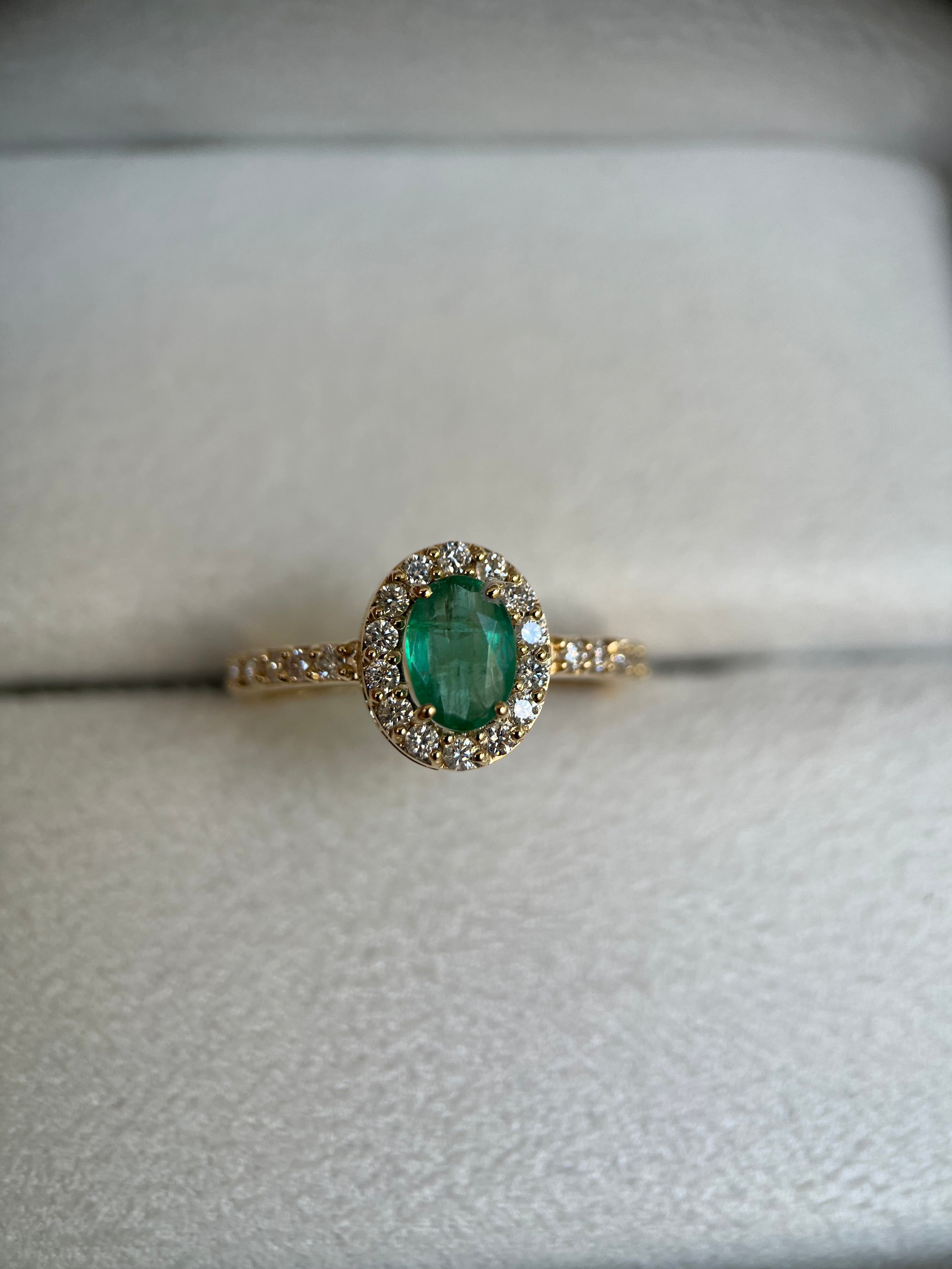 Anel oval com Esmeralda e diamantes
