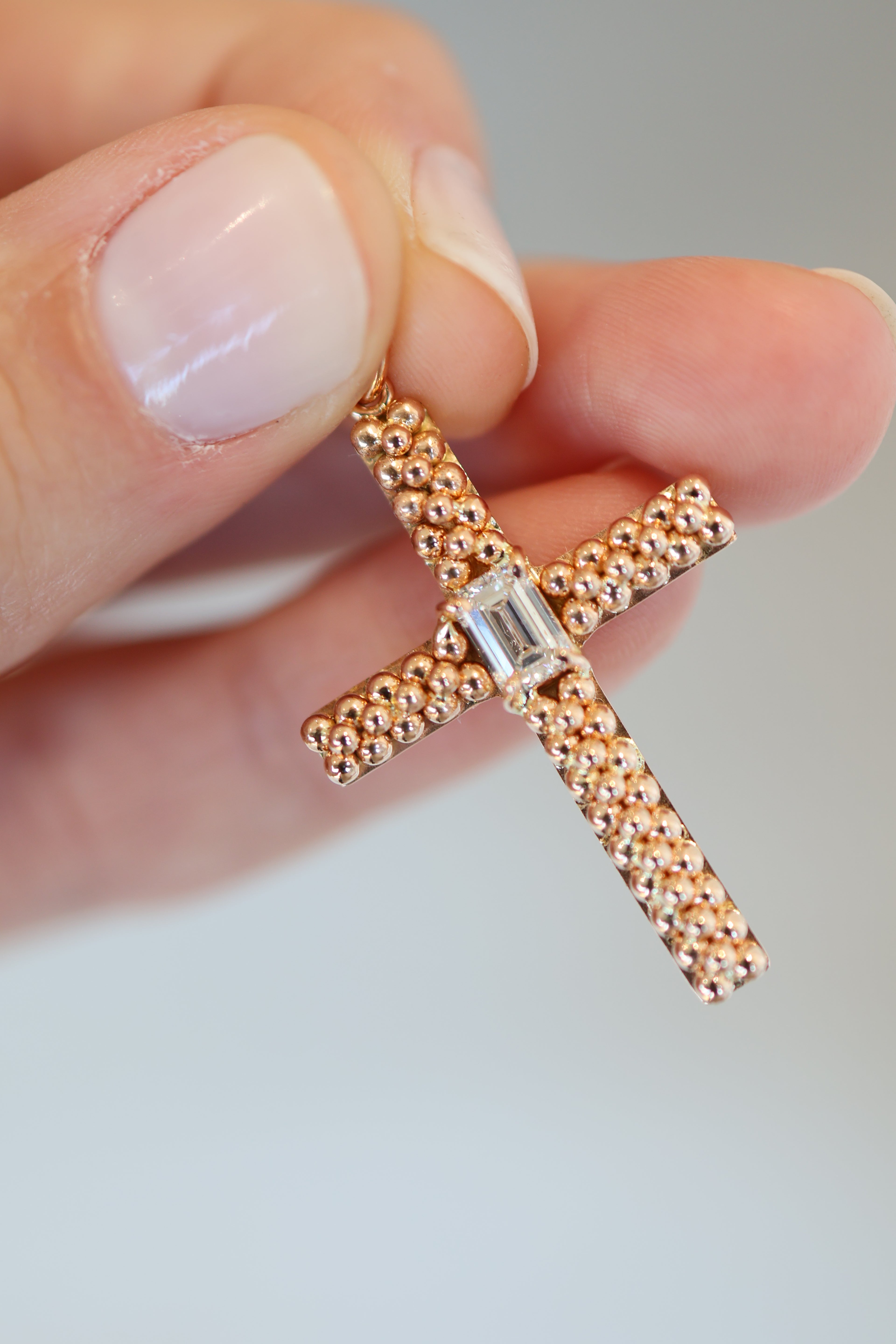 Cruz de Ouro Rosé com diamante 0.50ct