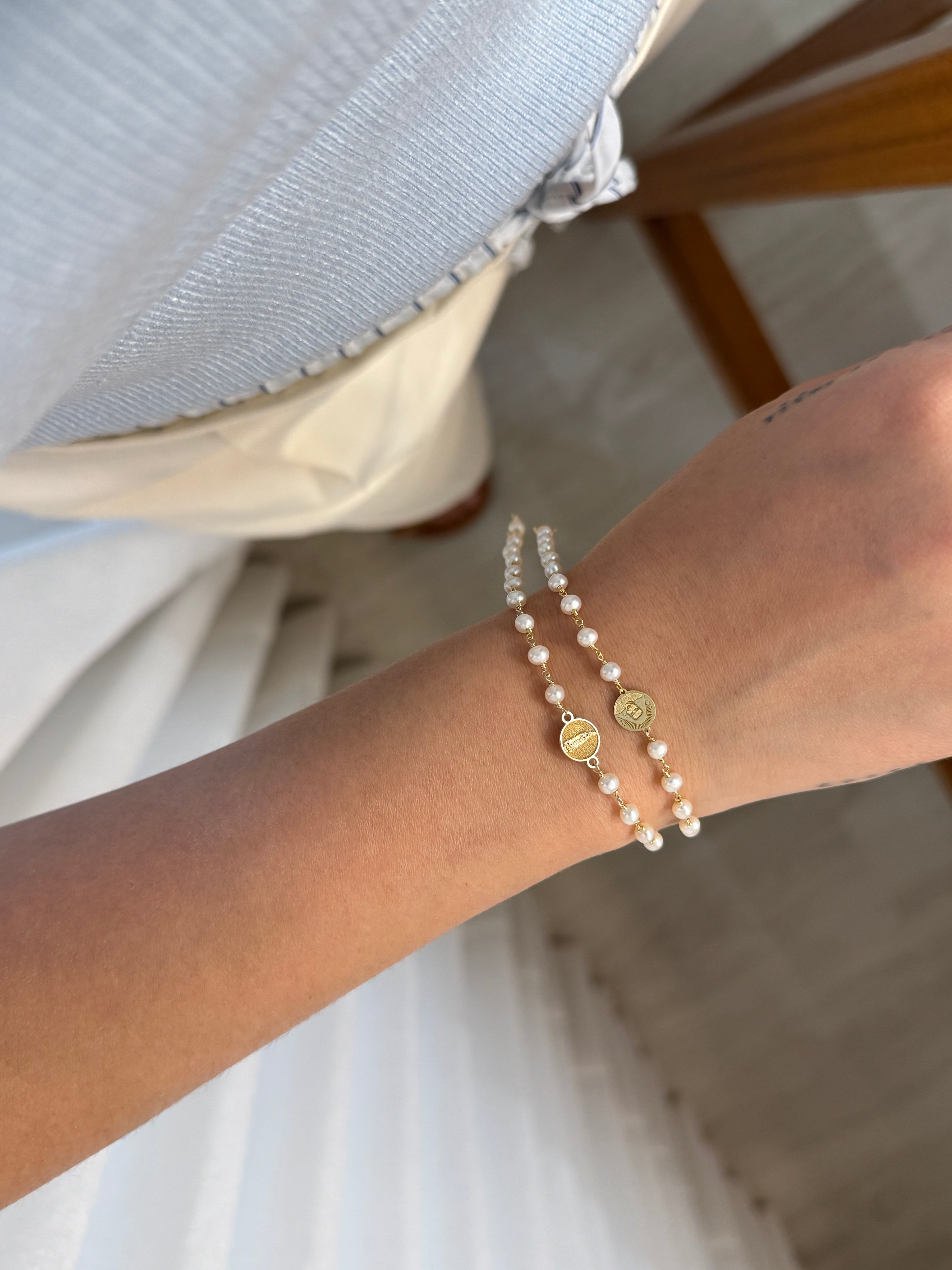 Pulseira Sacra com Pérolas e Medalha de ouro