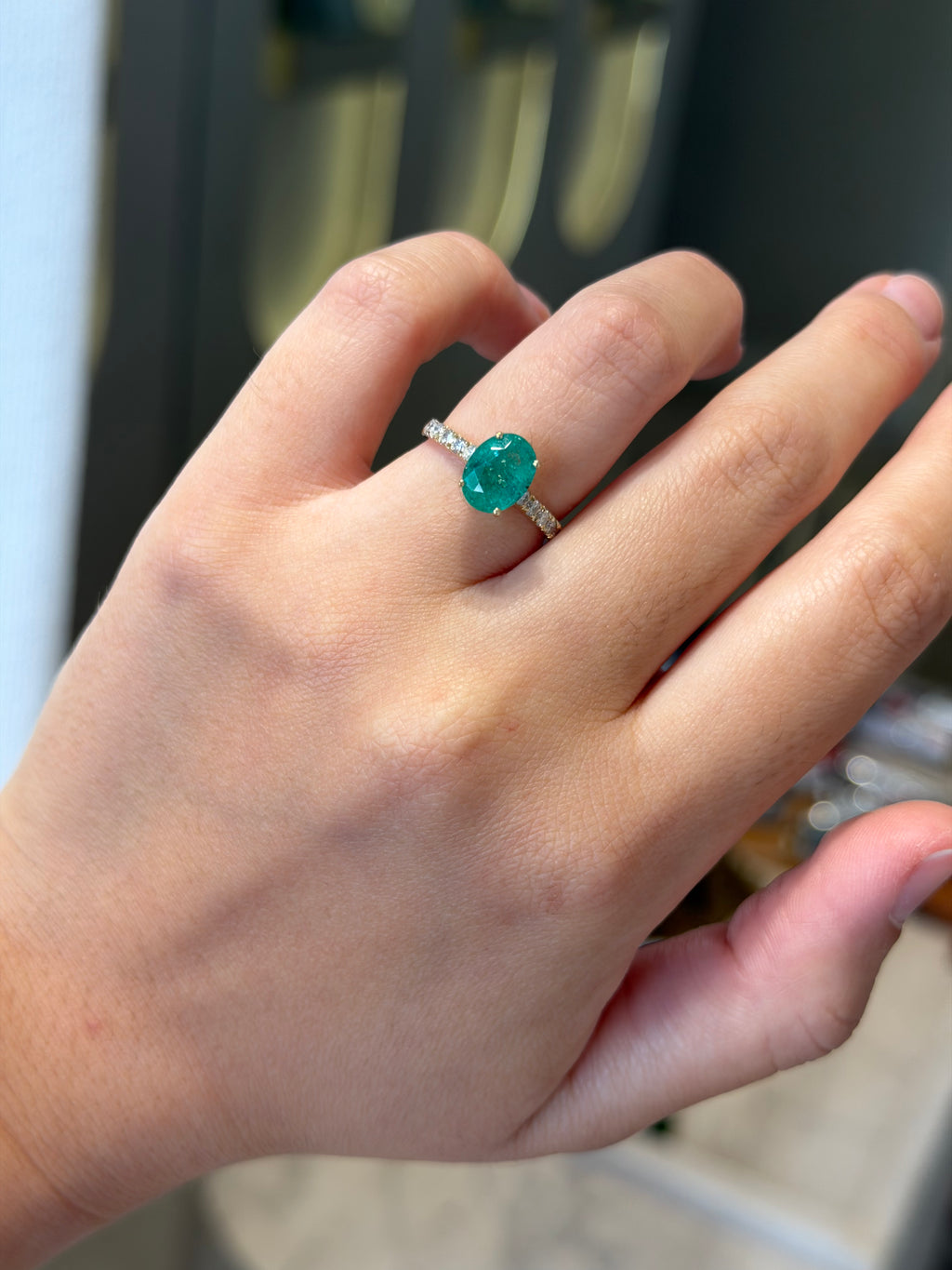 Anel oval com esmeralda 9x6mm e 0.30ct de diamantes