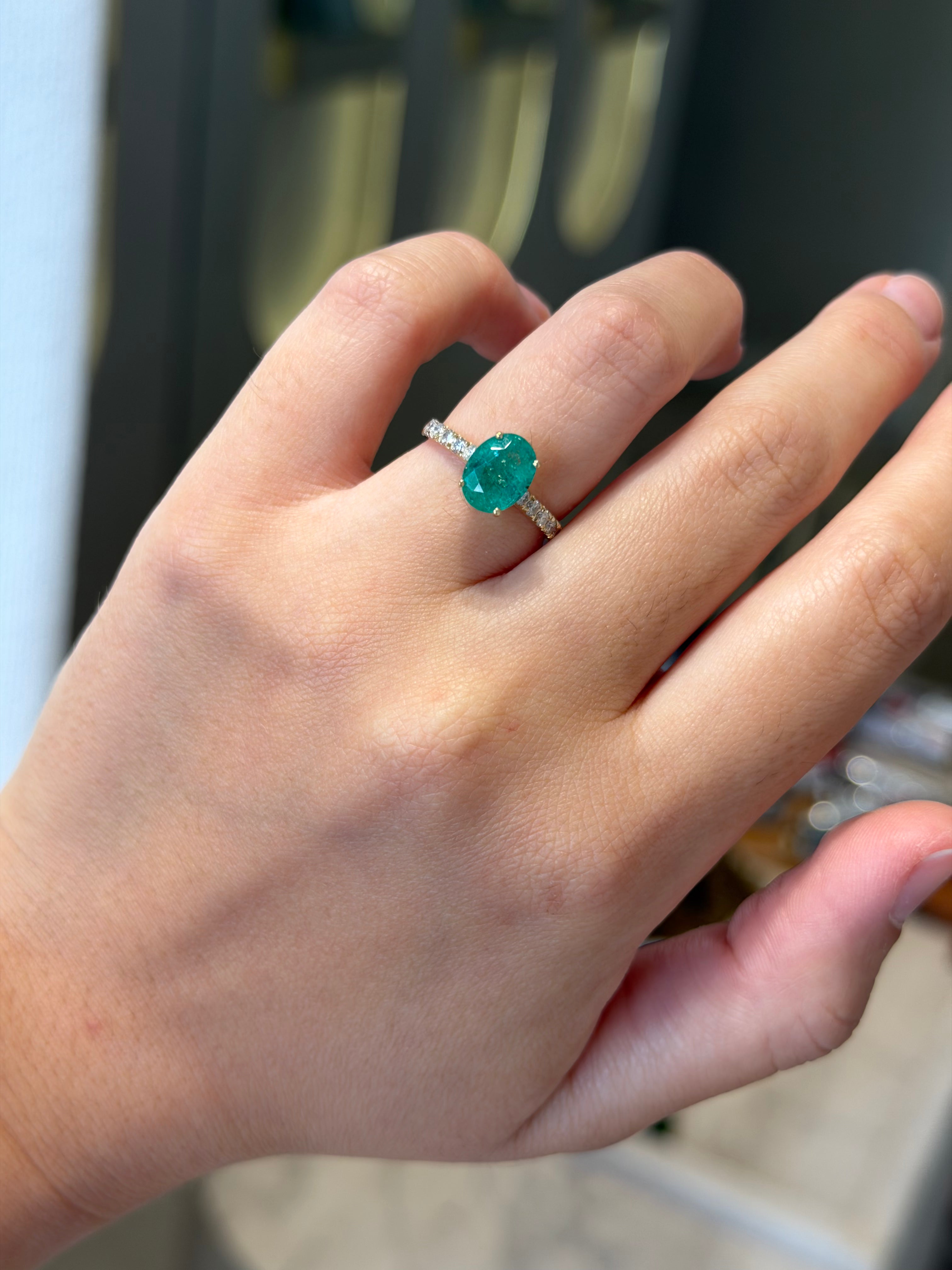 Anel oval com esmeralda 9x6mm e 0.30ct de diamantes