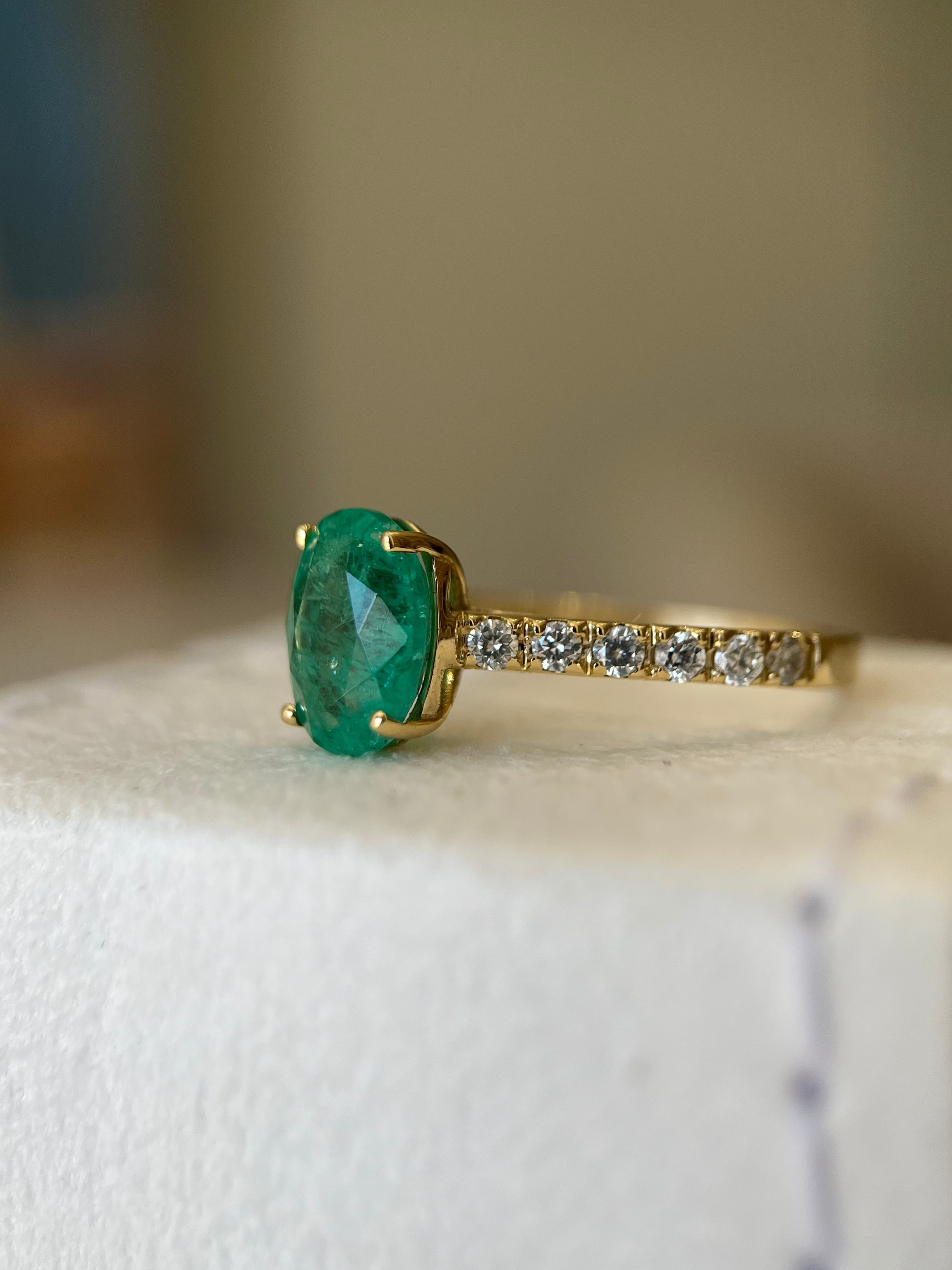 Anel oval com esmeralda 9x6mm e 0.30ct de diamantes