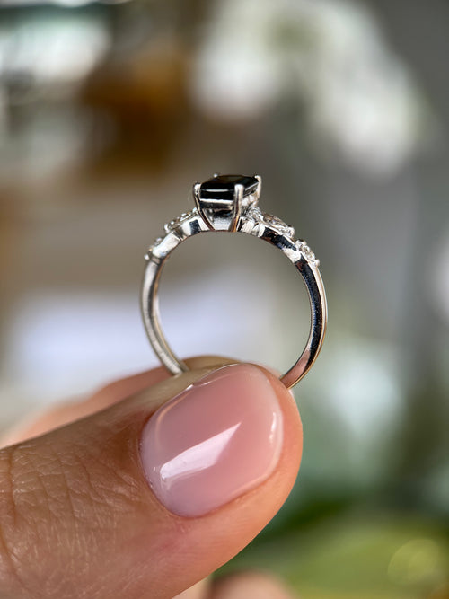 Anel de ouro branco com Safira e diamantes