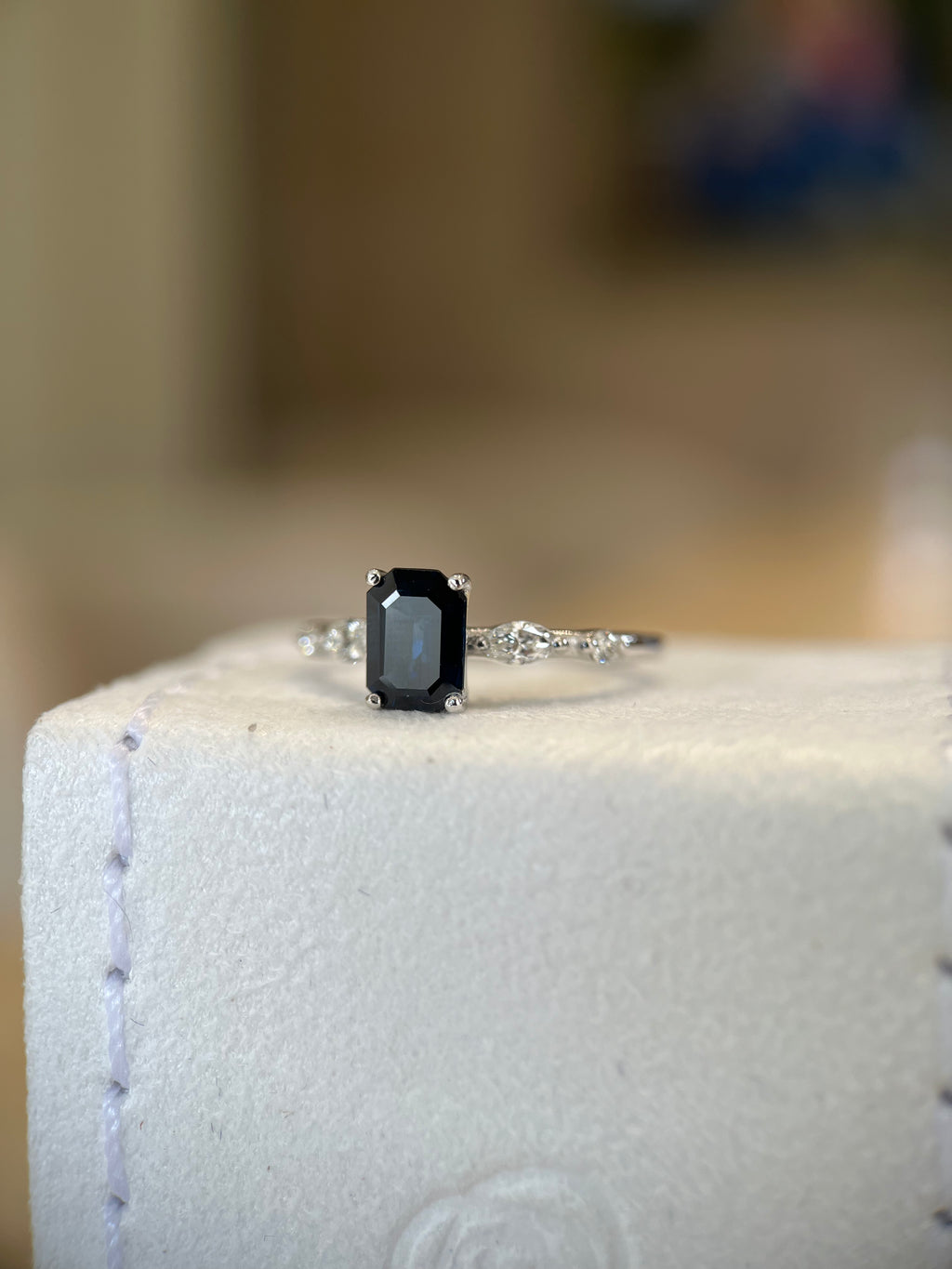 Anel de ouro branco com Safira e diamantes