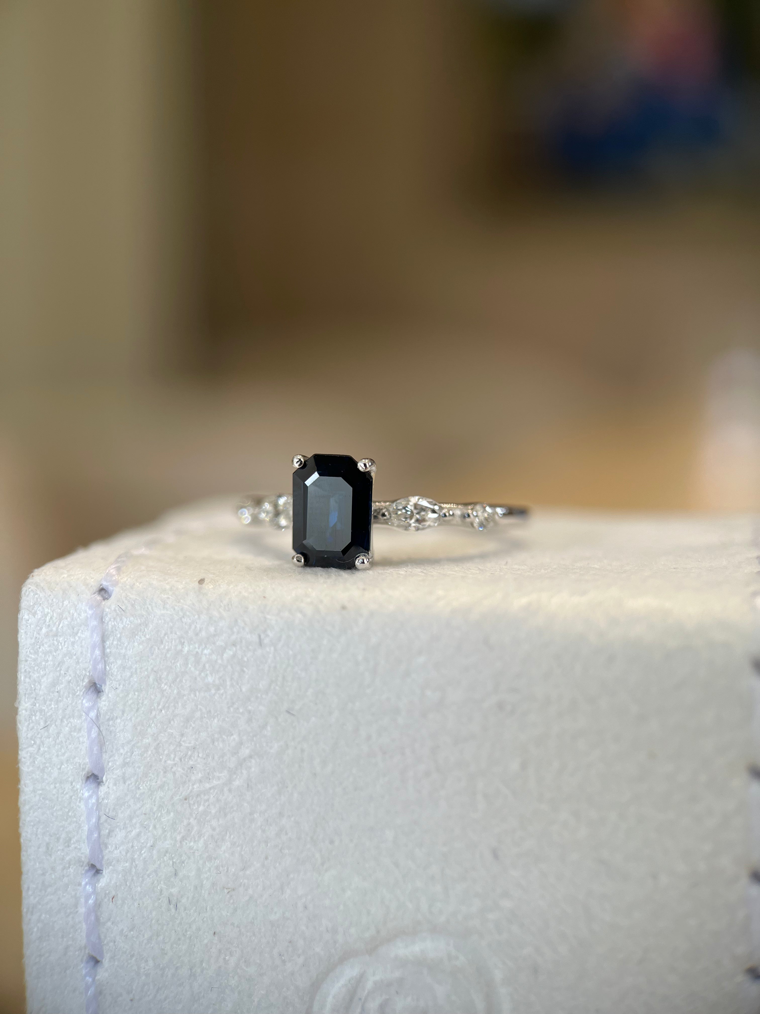 Anel de ouro branco com Safira e diamantes
