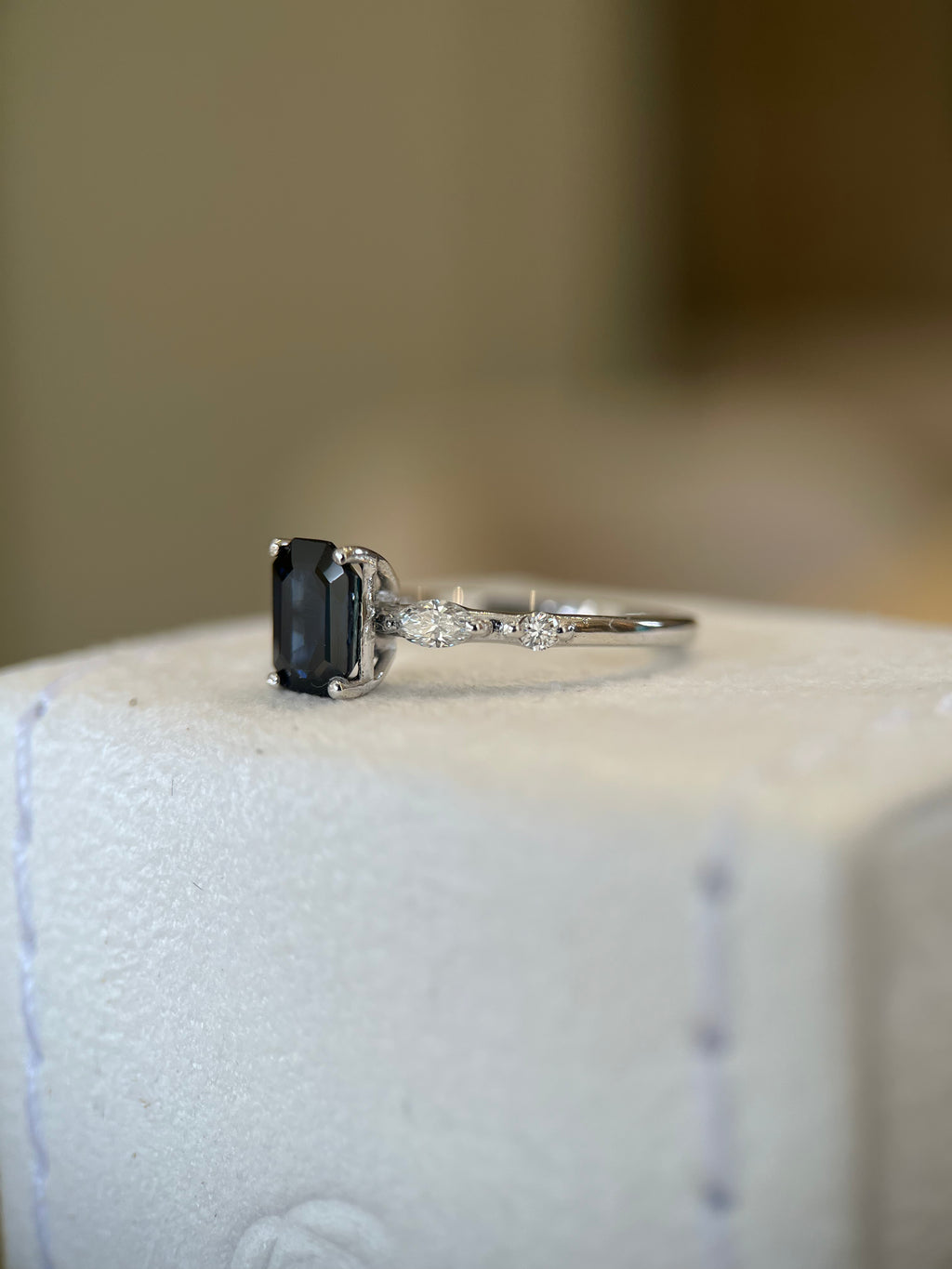 Anel de ouro branco com Safira e diamantes