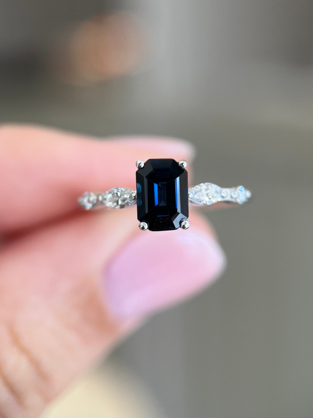 Anel de ouro branco com Safira e diamantes