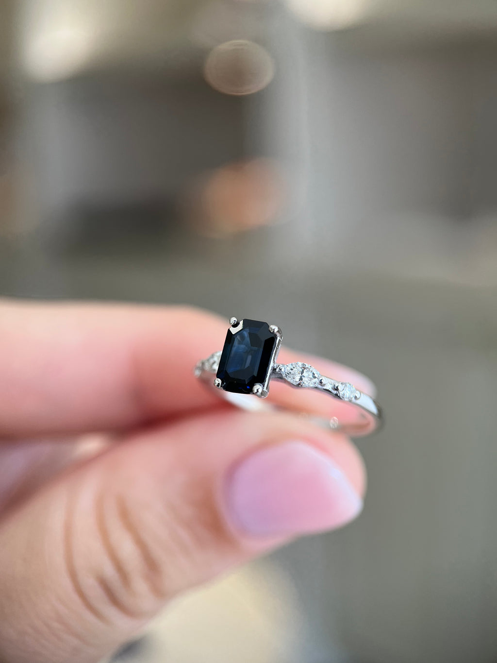 Anel de ouro branco com Safira e diamantes