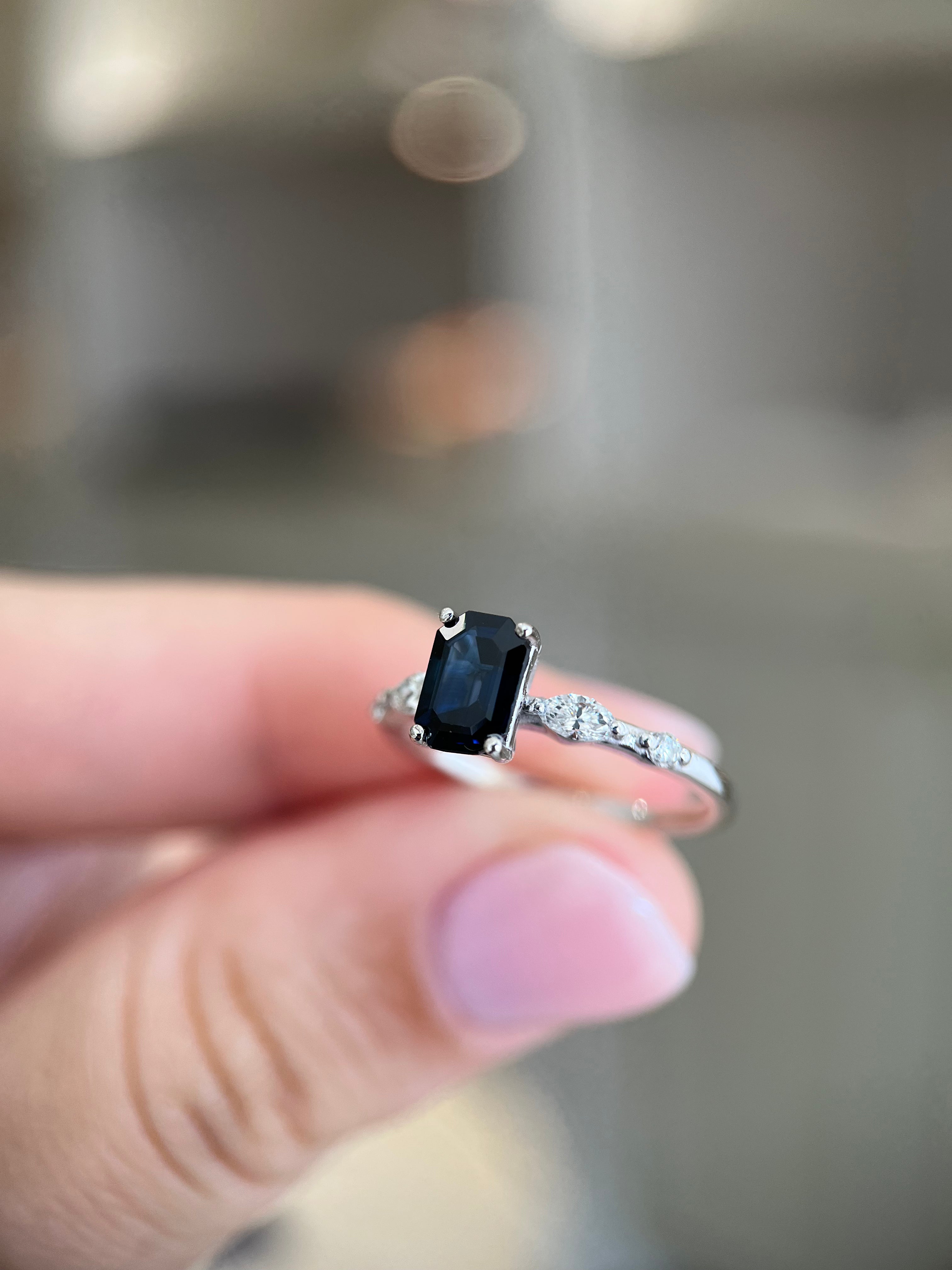 Anel de ouro branco com Safira e diamantes
