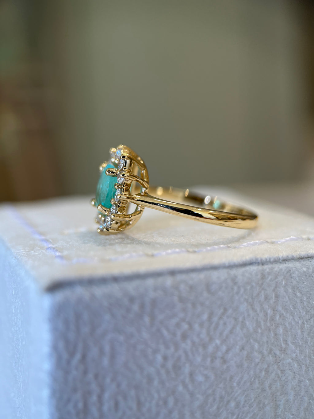 Anel Turmalina Paraíba oval com diamantes
