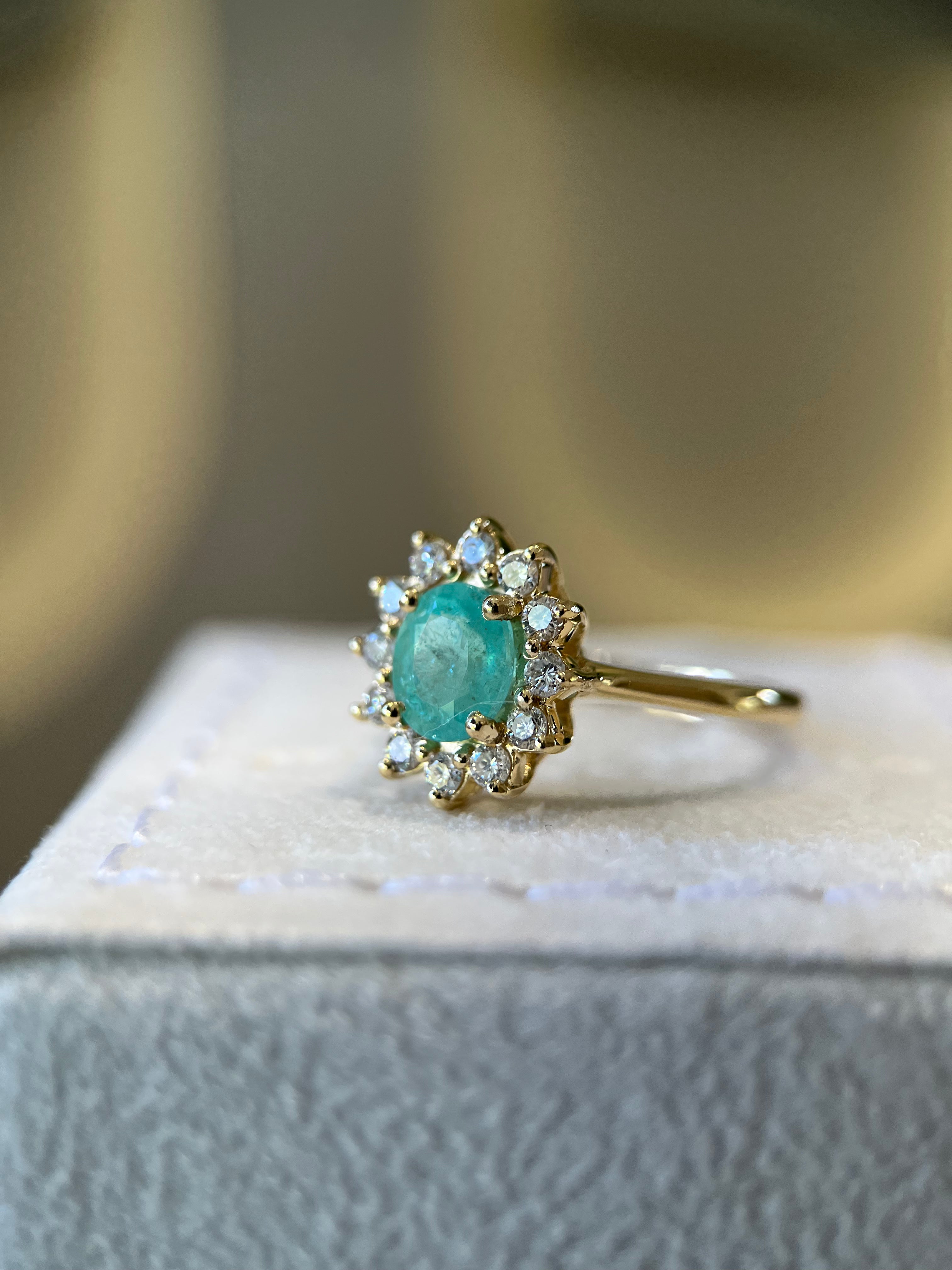 Anel Turmalina Paraíba oval com diamantes