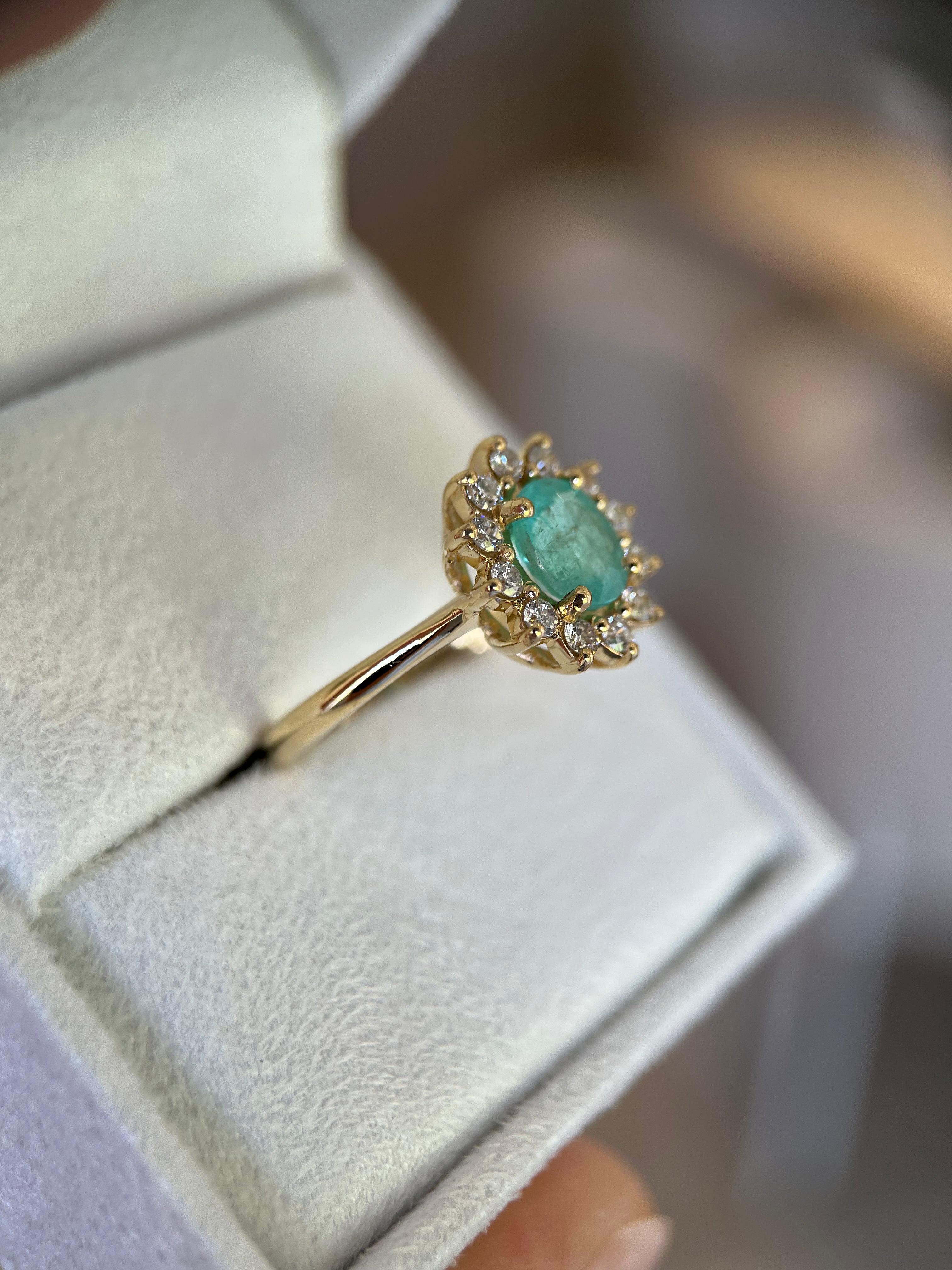 Anel Turmalina Paraíba oval com diamantes