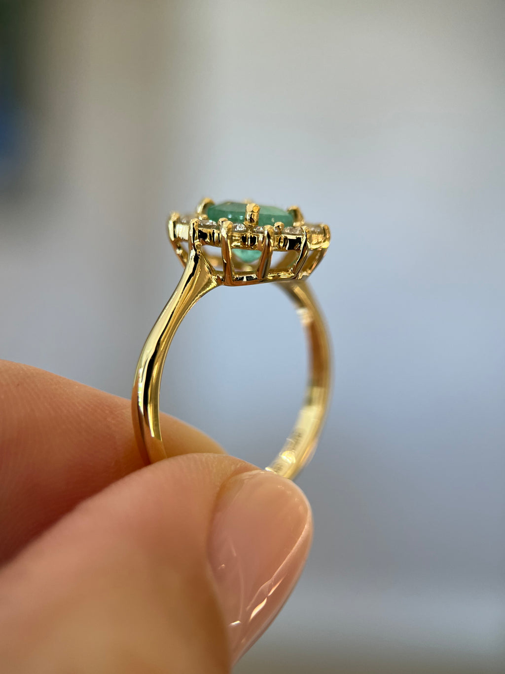 Anel Turmalina Paraíba oval com diamantes
