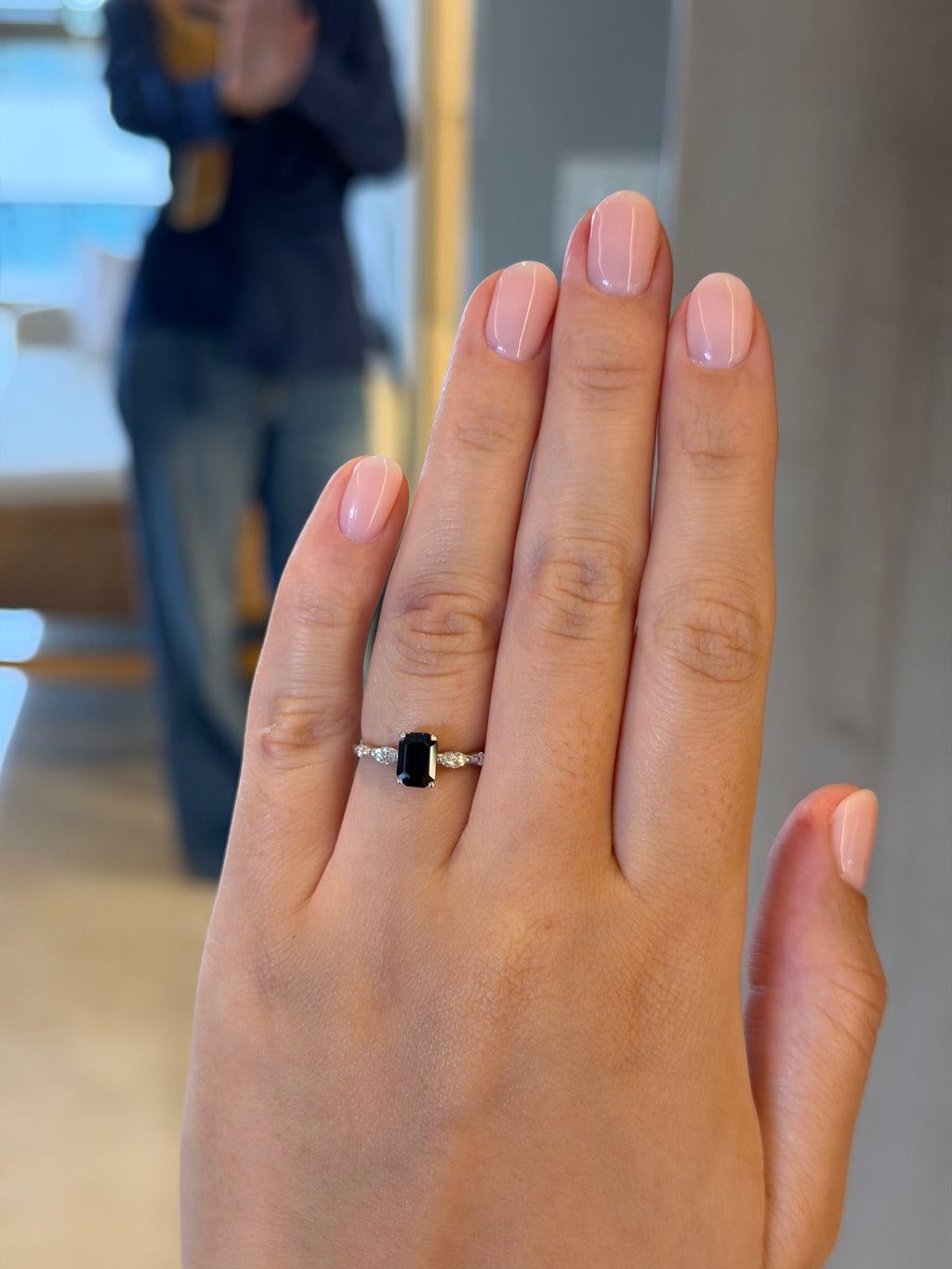 Anel de ouro branco com Safira e diamantes