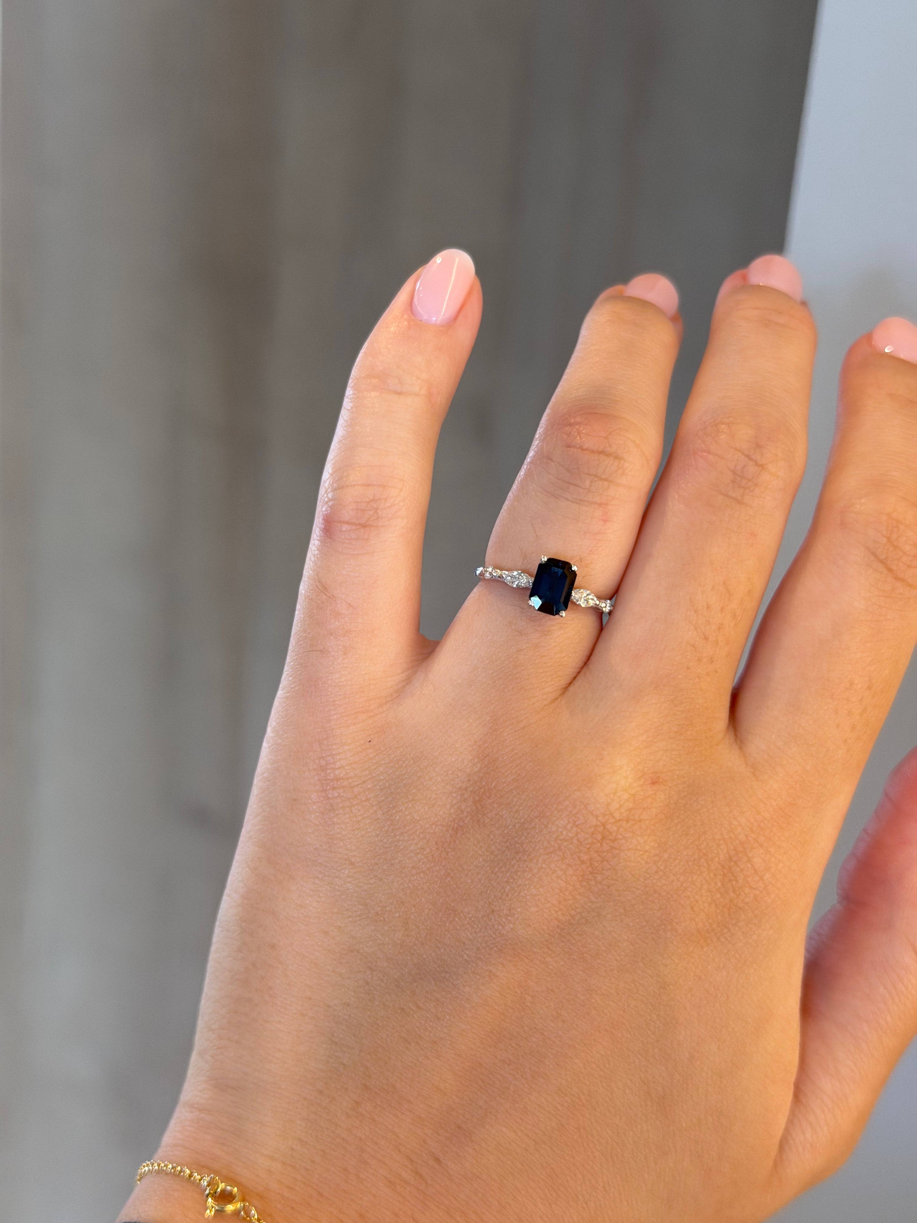 Anel de ouro branco com Safira e diamantes