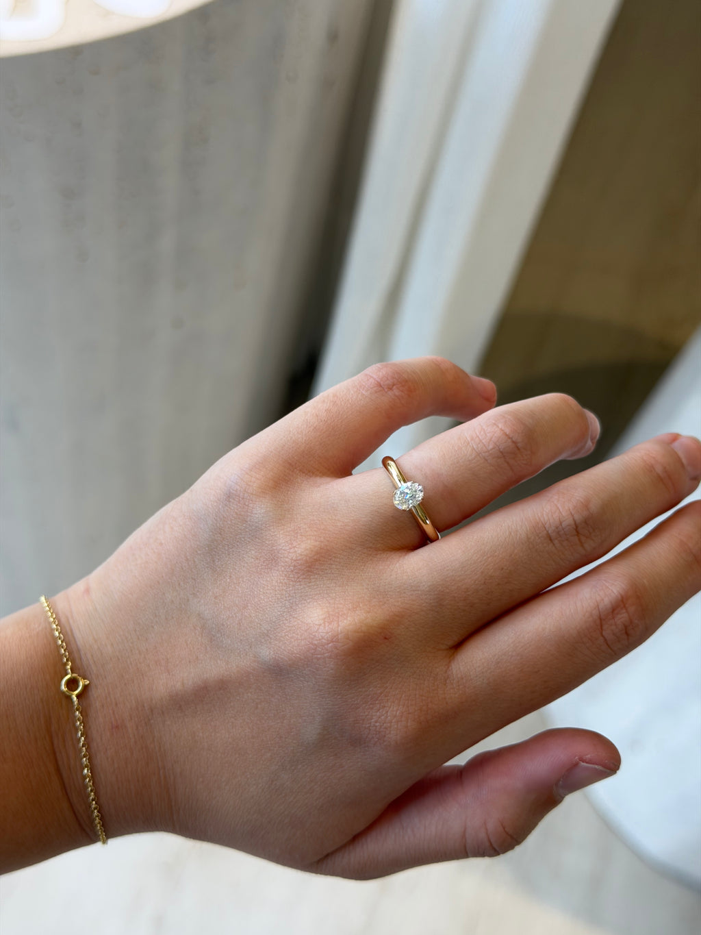 Solitário oval 0.50ct com aro estruturado