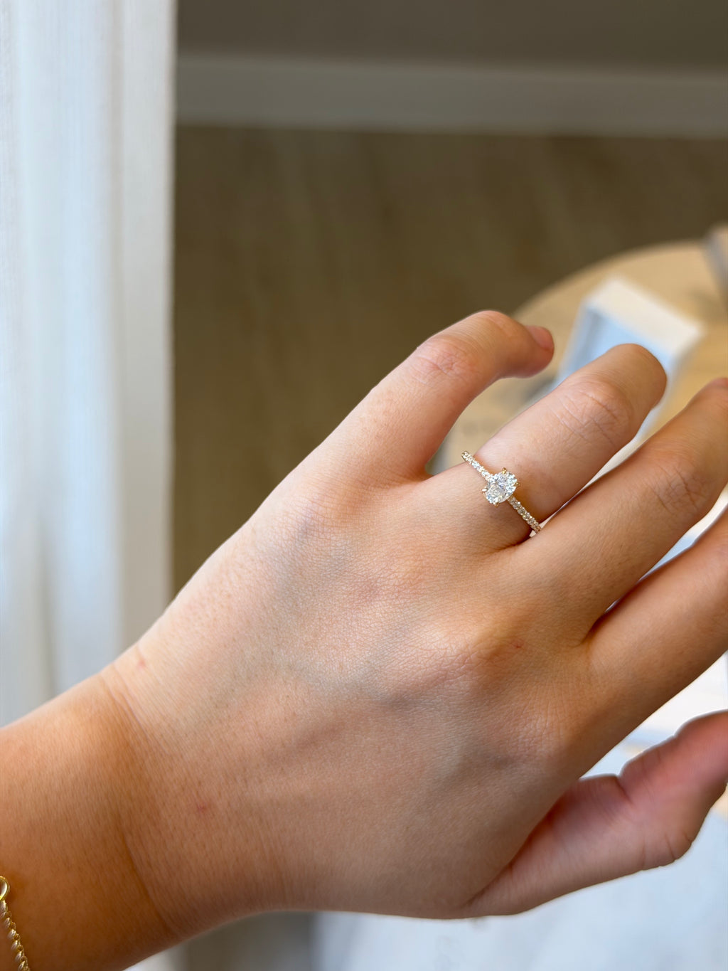 Solitário 0.50ct oval com aro cravejado 0.14ct
