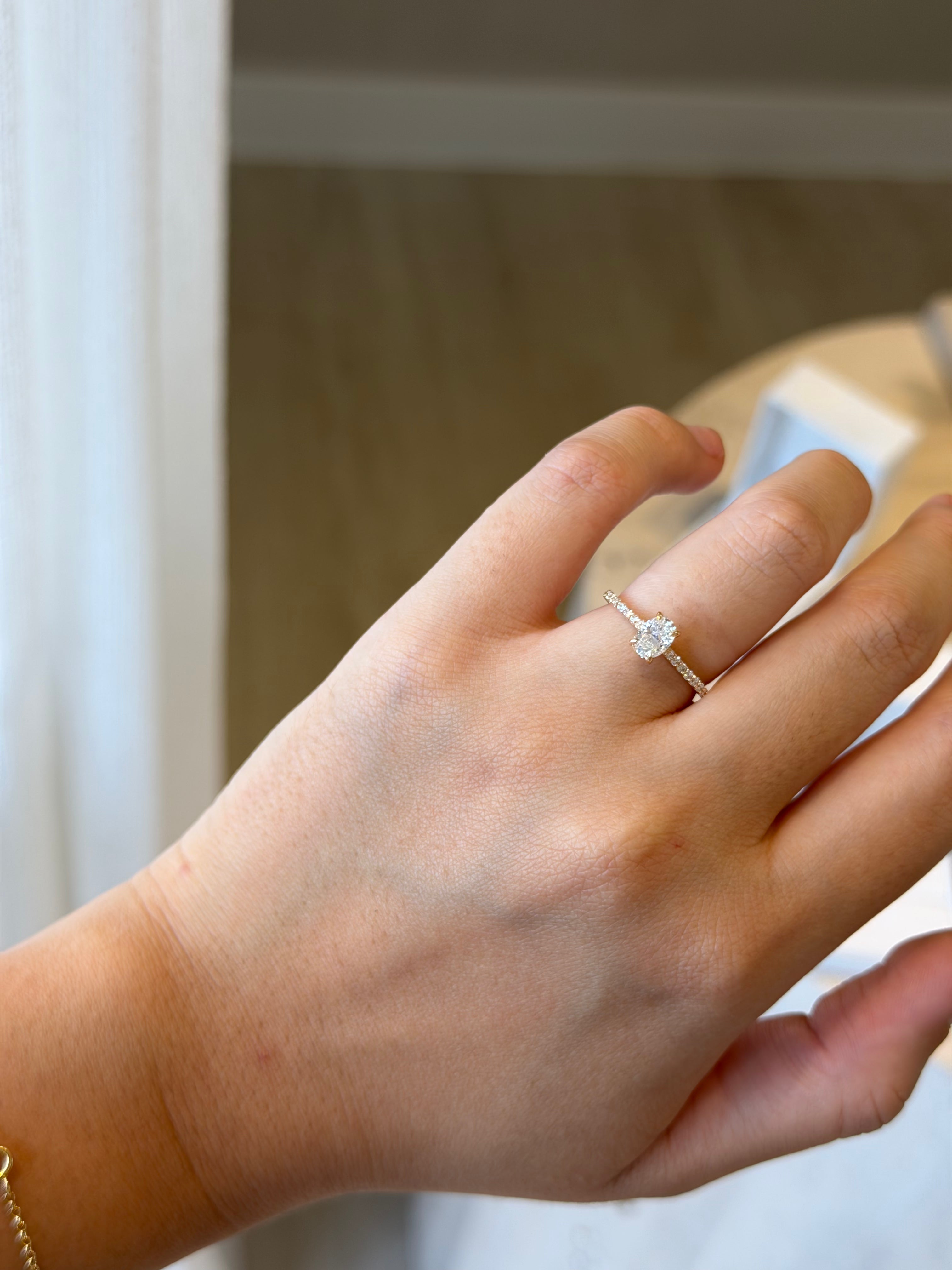 Solitário 0.50ct oval com aro cravejado 0.14ct
