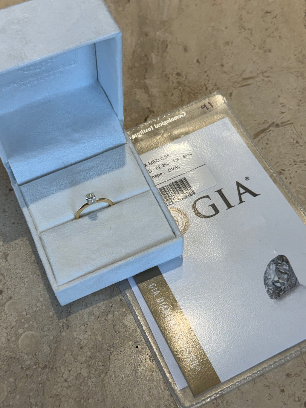 Solitário ouro amarelo com diamante central oval 0.50ct fio faca