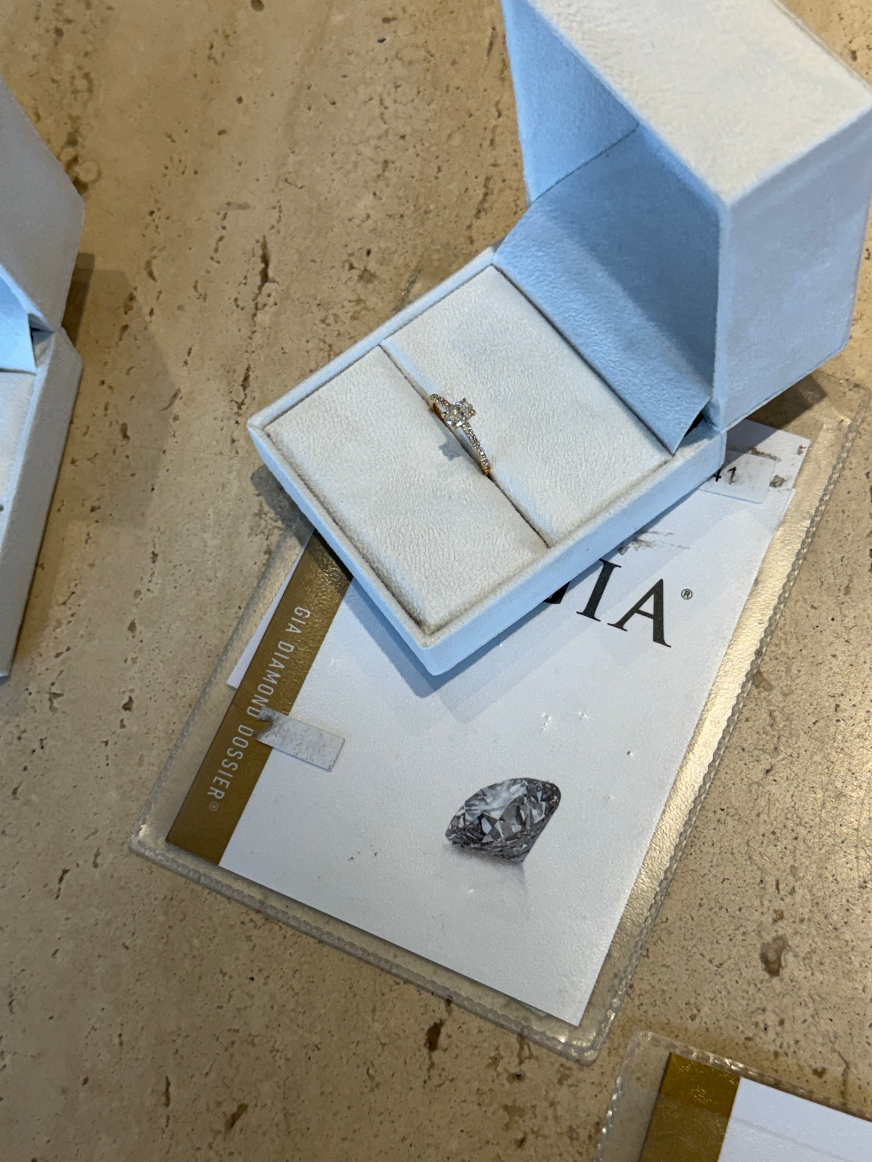 Solitário 0.50ct oval com aro cravejado 0.14ct