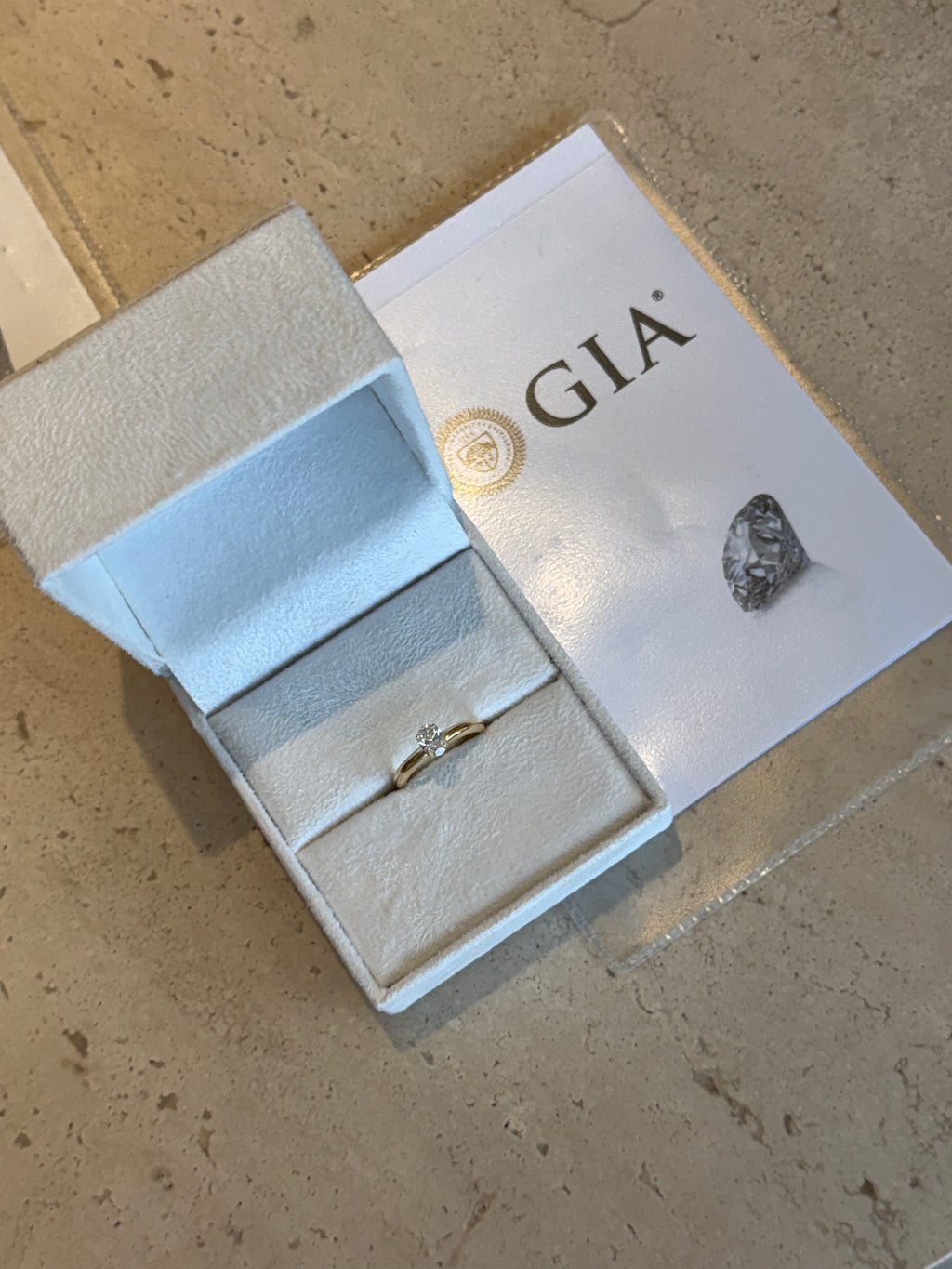 Solitário oval 0.50ct com aro estruturado