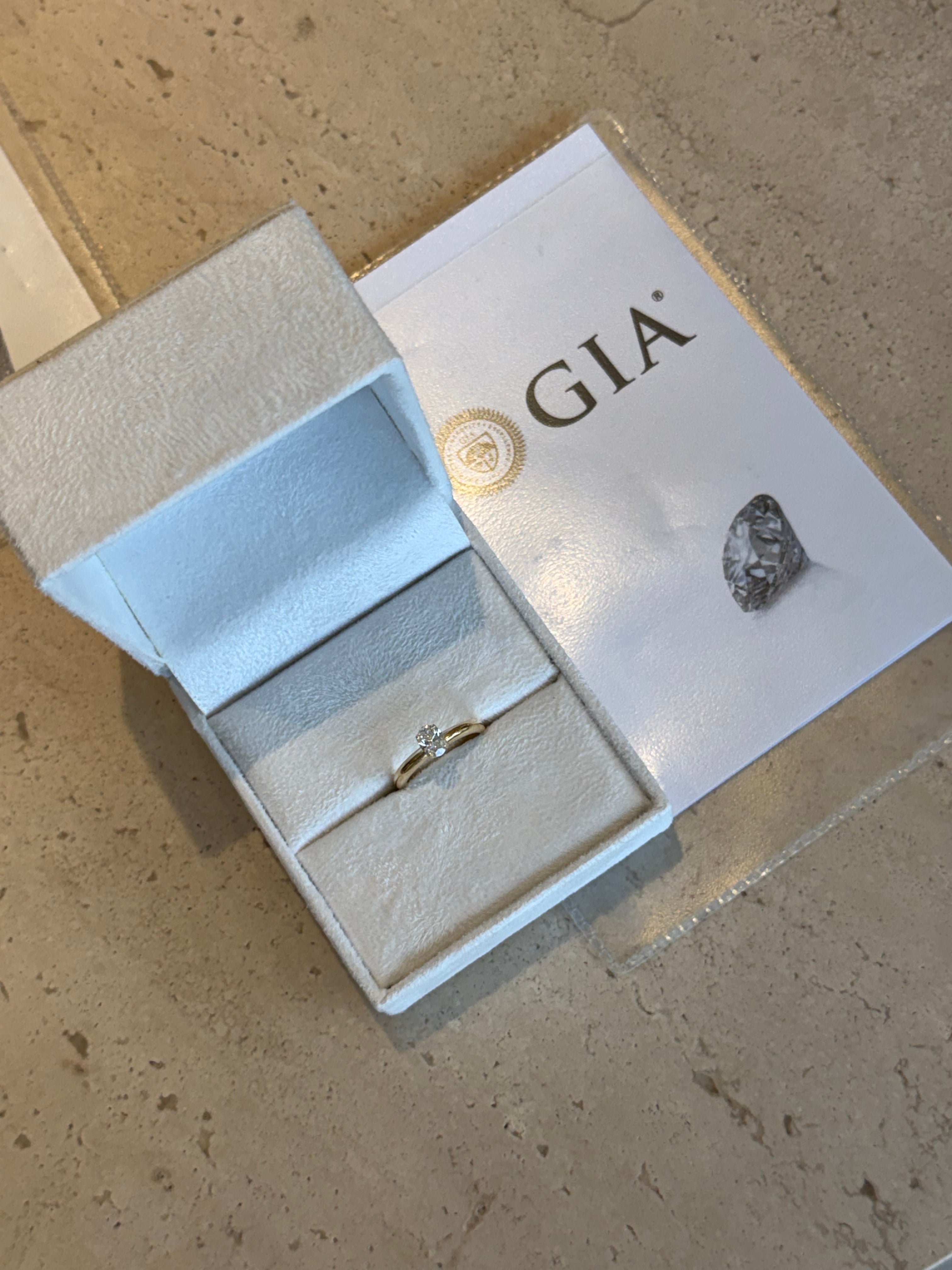 Solitário oval 0.50ct com aro estruturado