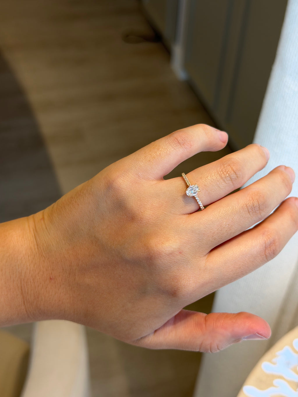 Solitário 0.50ct oval com aro cravejado 0.14ct