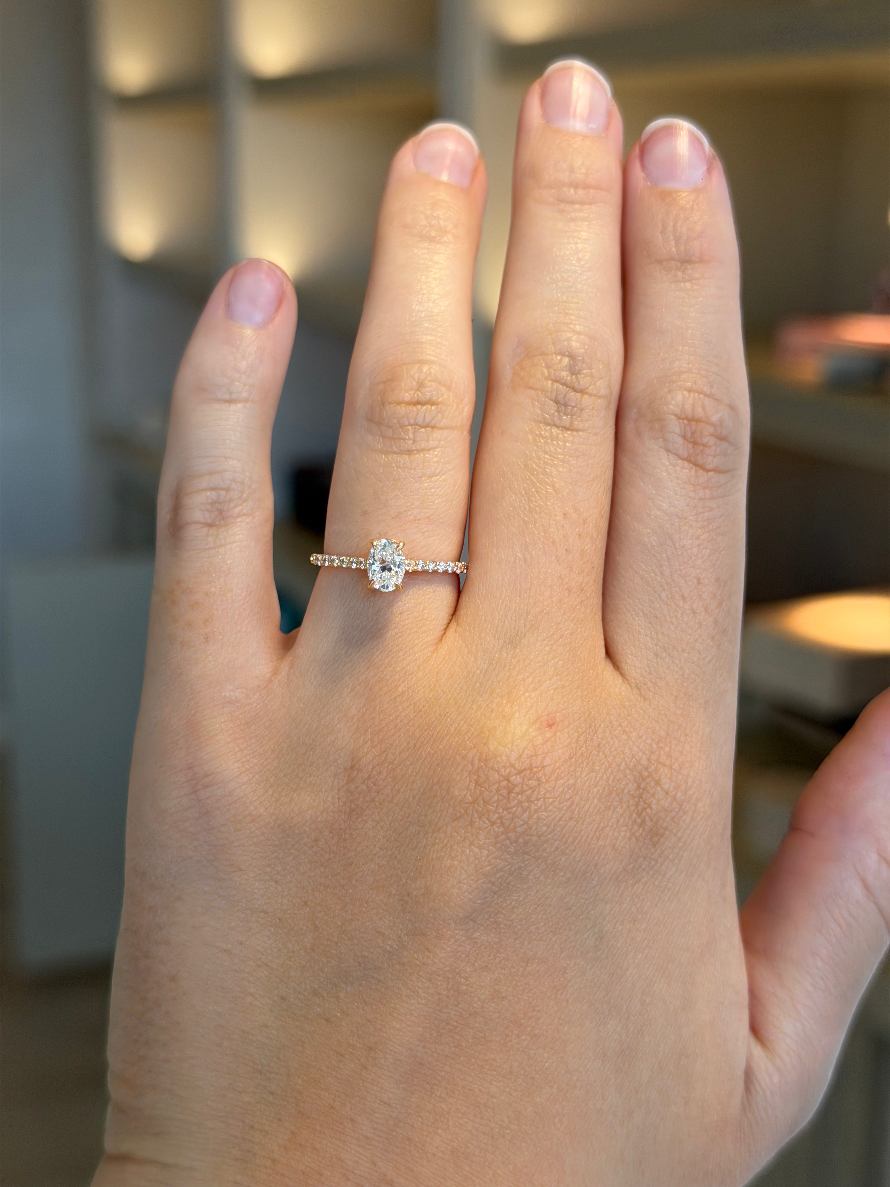 Solitário 0.50ct oval com aro cravejado 0.14ct