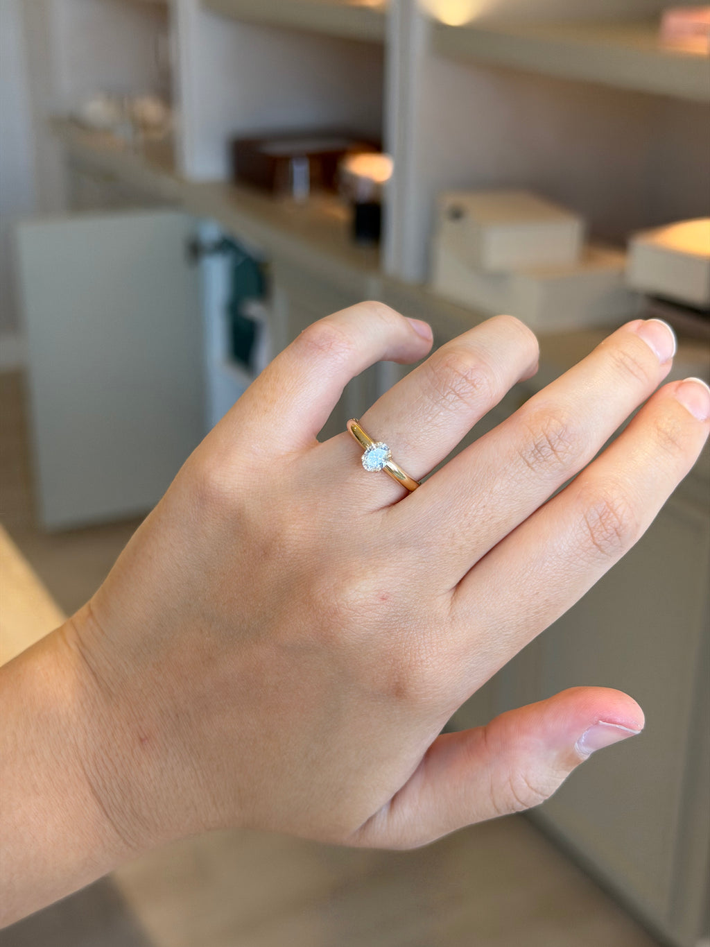 Solitário oval 0.50ct com aro estruturado