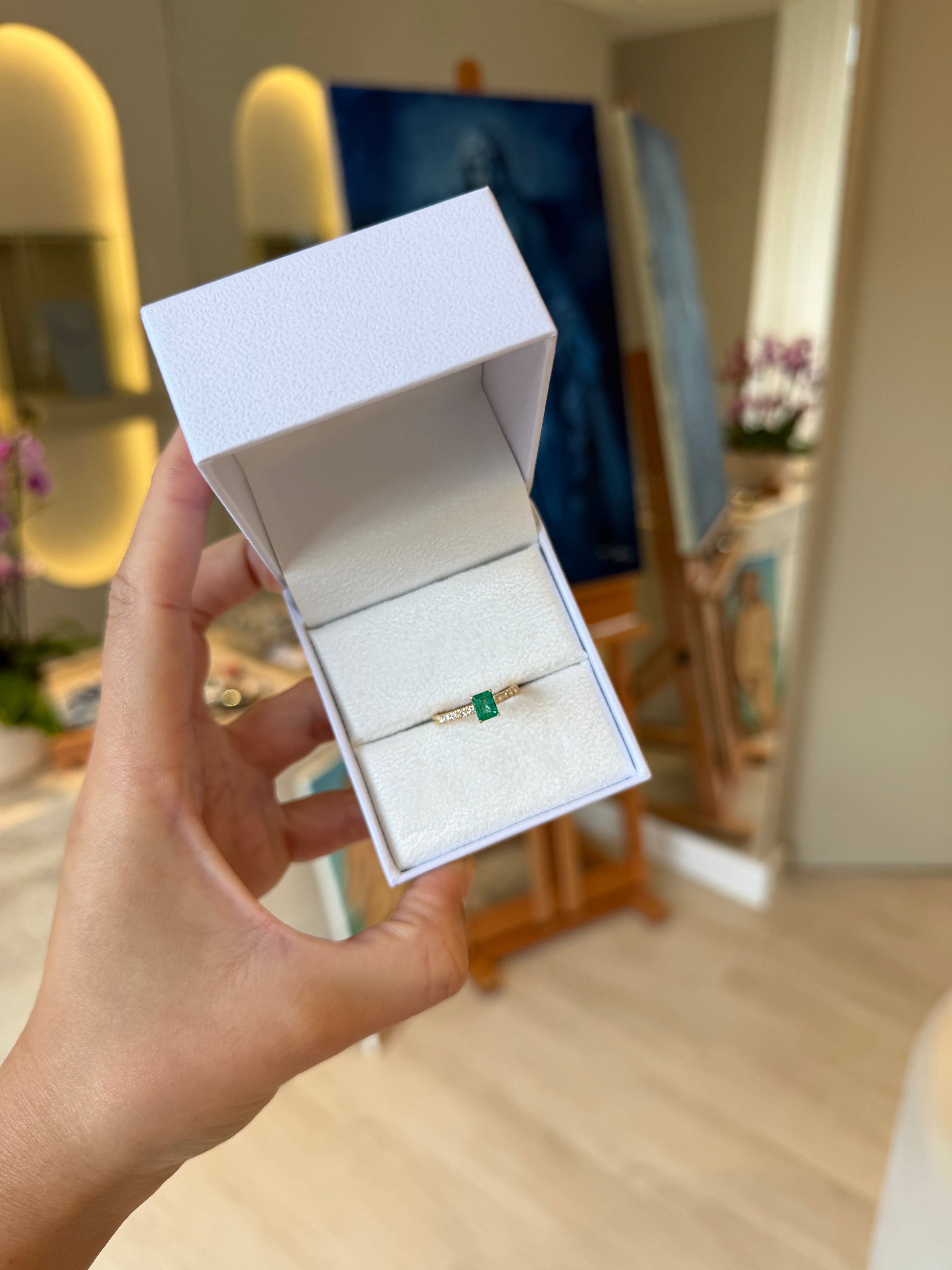 Anel de ouro 18k com esmeralda retangular e 0.25ct de diamantes