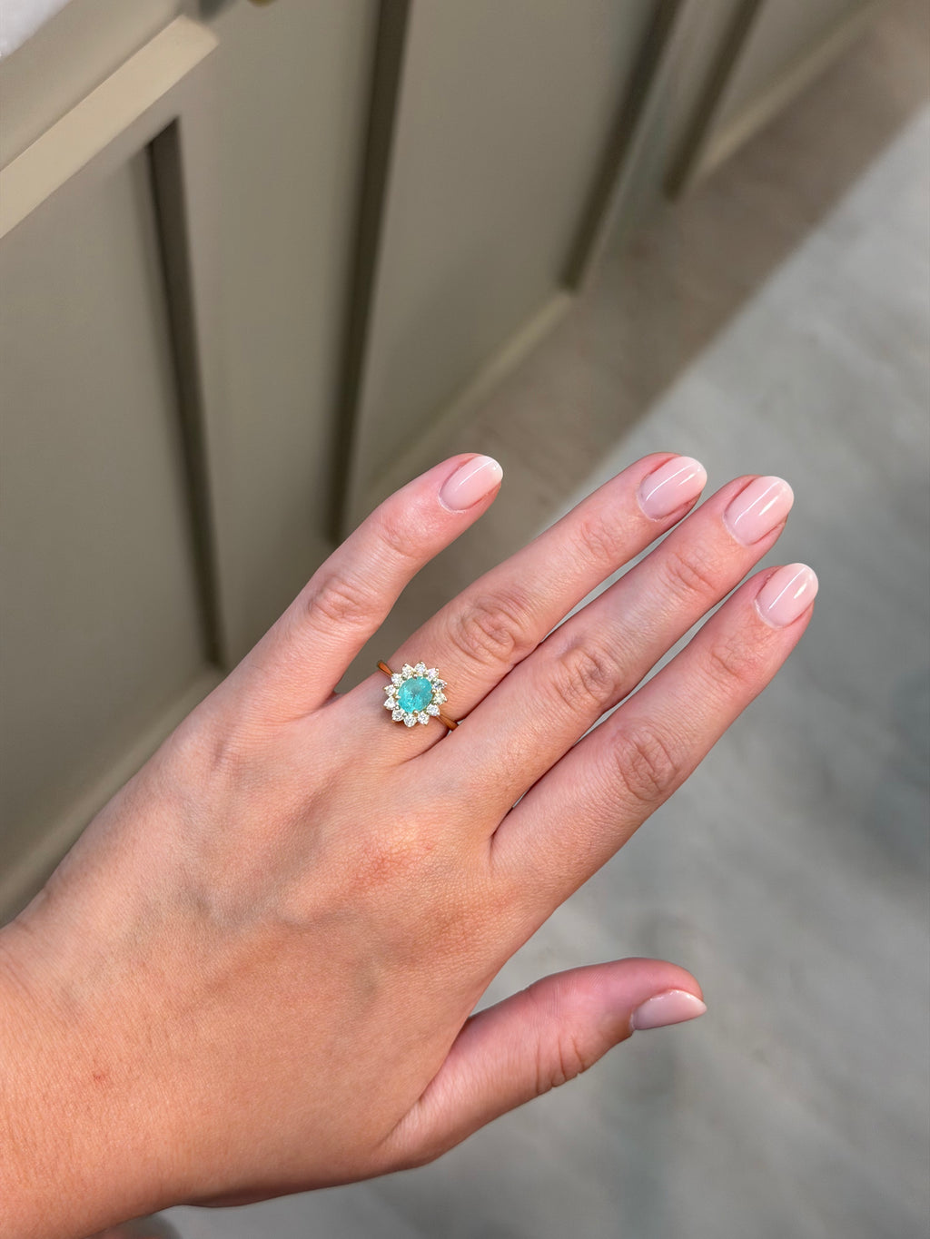 Anel Turmalina Paraíba oval com diamantes
