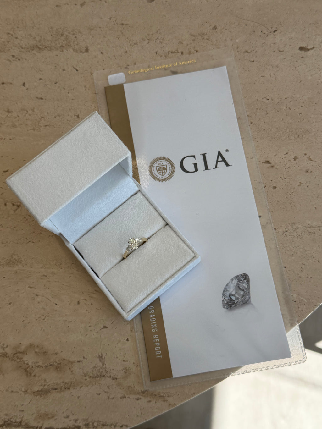 Anel com diamante Oval 1ct e gotas laterais 0.50ct