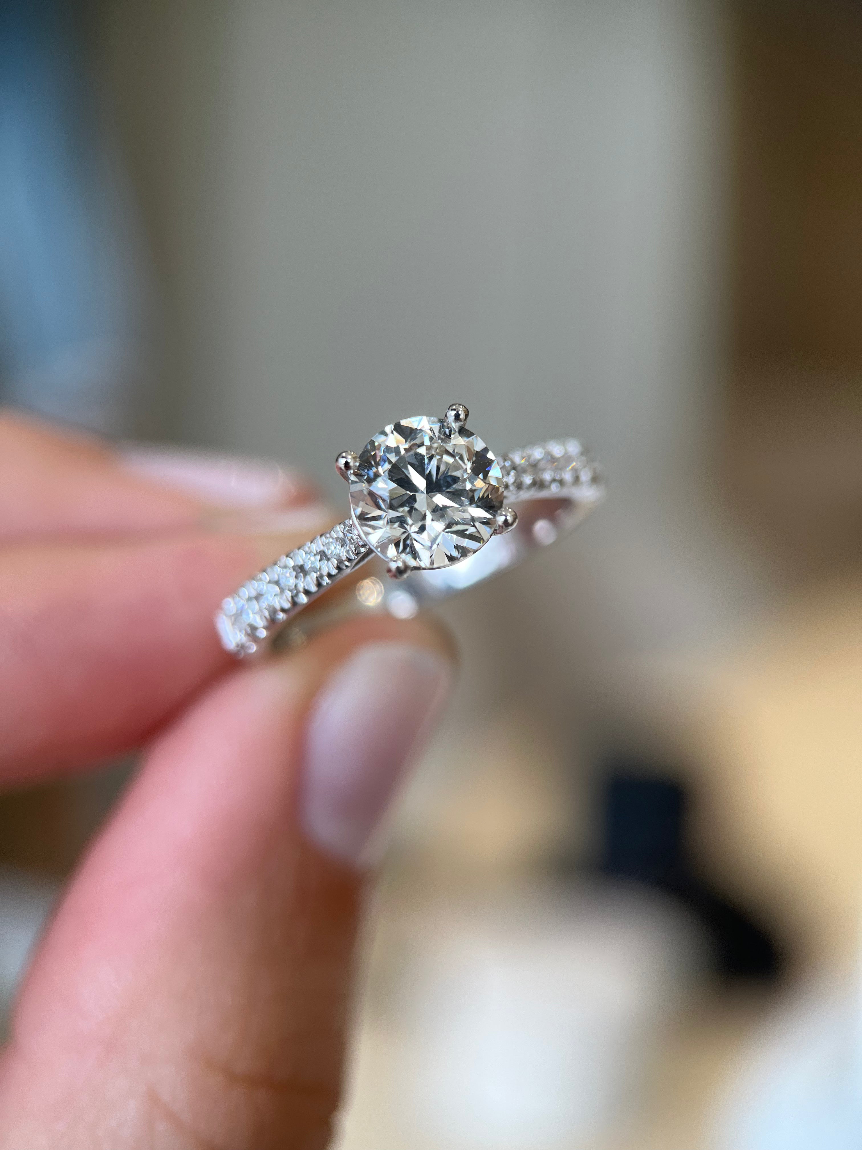 Solitário de ouro branco 18k com diamante central 1.5ct